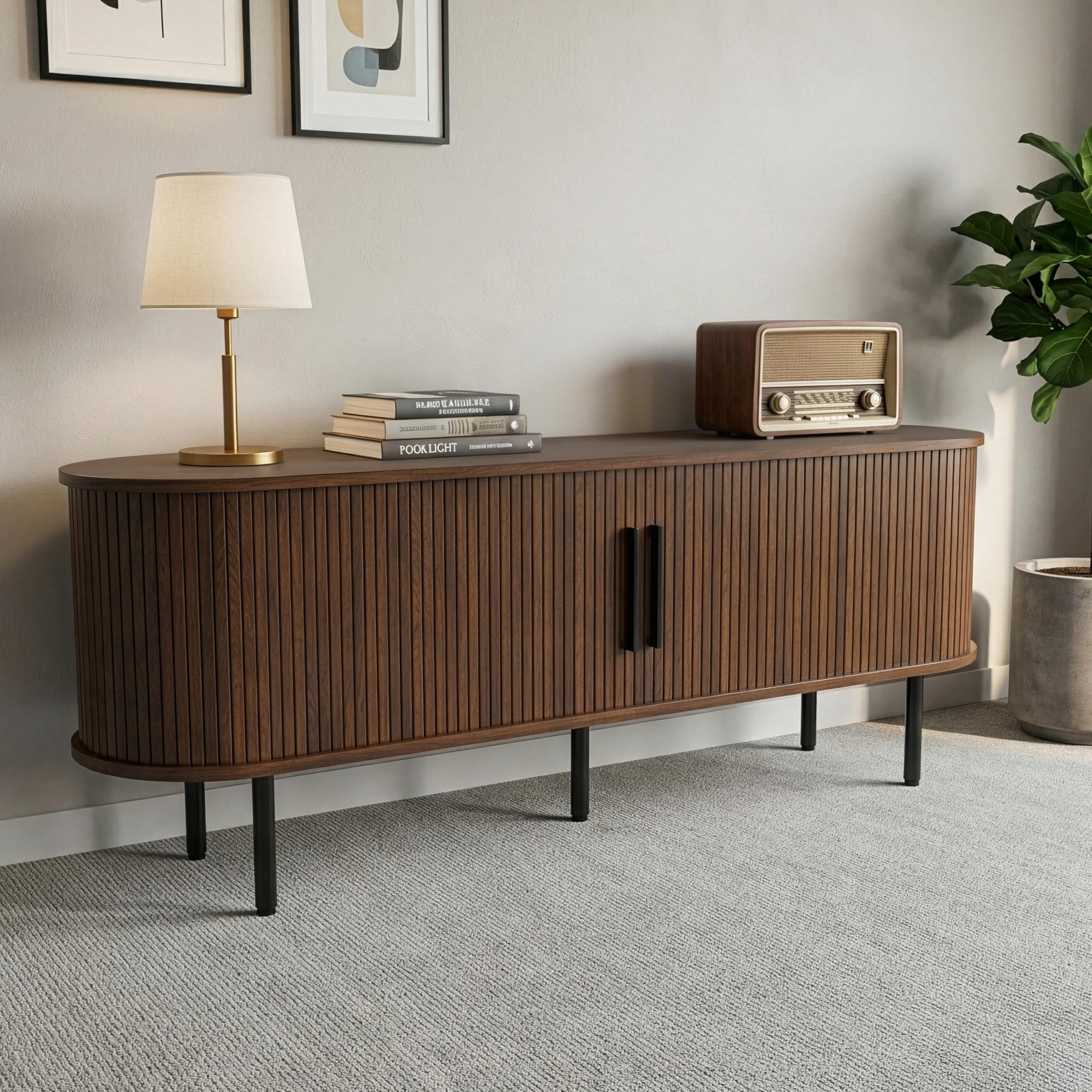 LEADZM Meuble TV avec 2 Portes Coulissantes Étagère Ajustable pour Salon et Chambre à Coucher, Style à lamelles Verticales, 147 x 35 x 58 cm (Noyer)