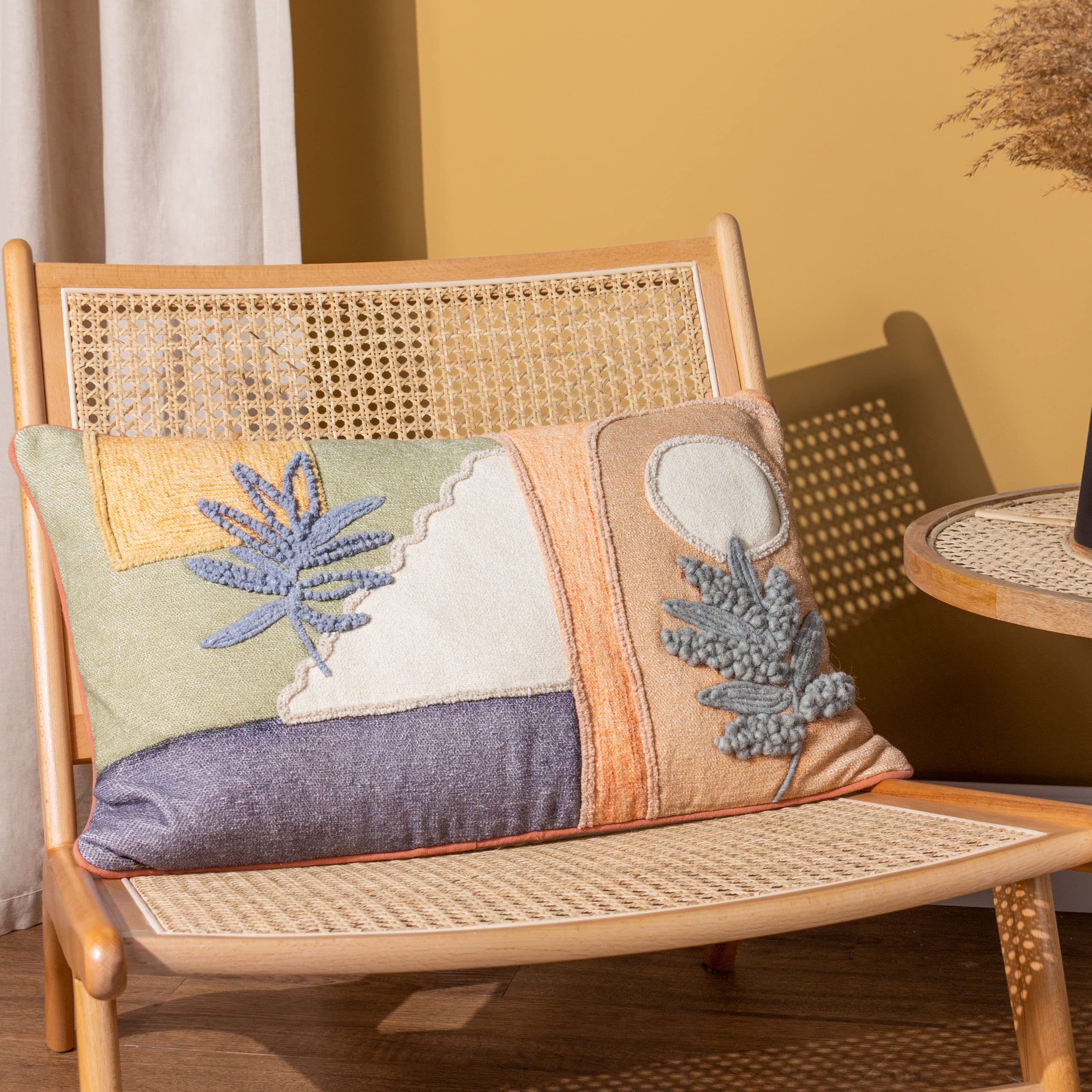Coussin brodé Tulna coton naturel et passepoil finitions premium
