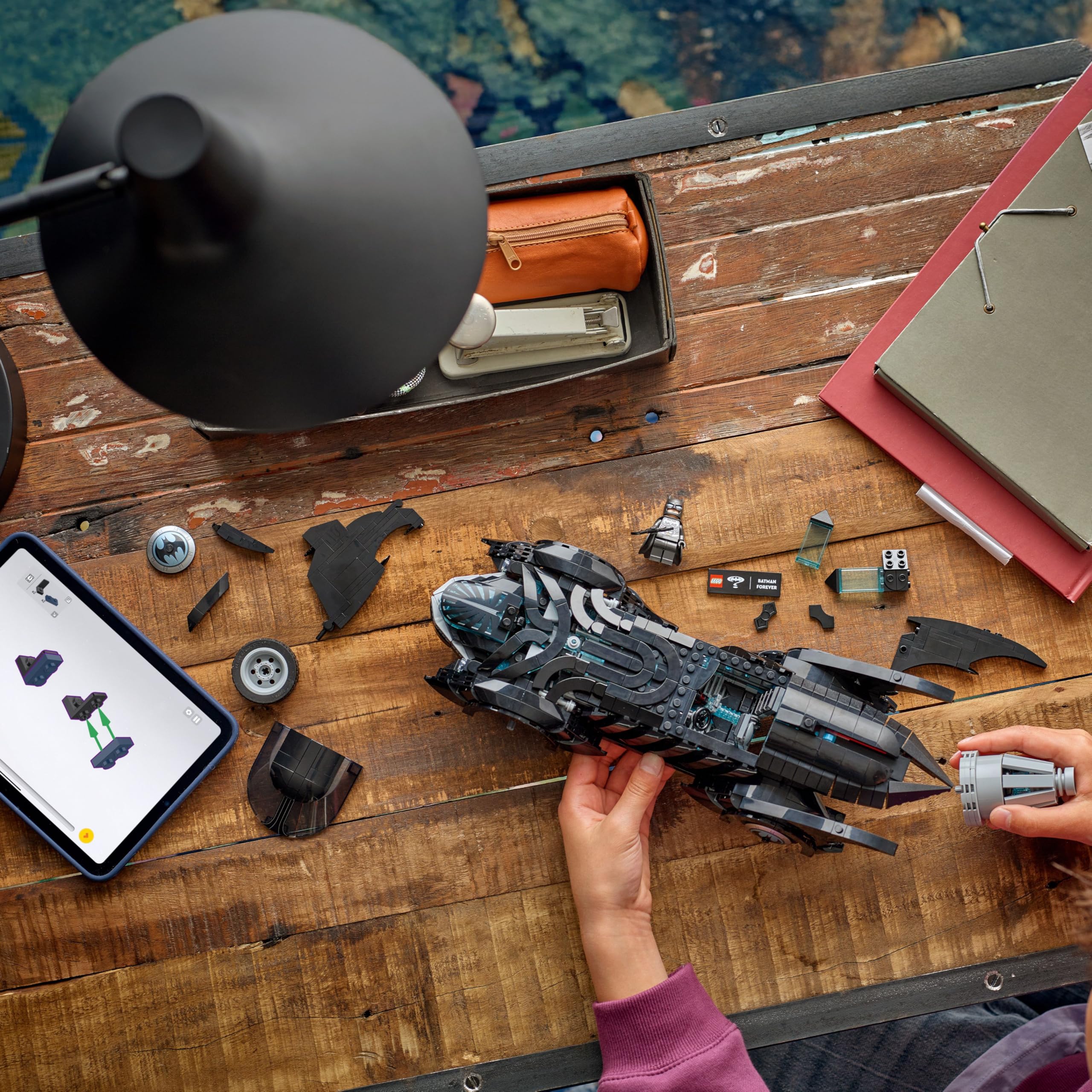 LEGO DC Batman: Batmobil Batman Forever, prezent dla nastolatków, zabawka konstrukcyjna z modelem pojazdu, zestaw kolekcjonerski z minifigurką dla fanów superbohaterów, dla chłopca i dziewczynki 76304
