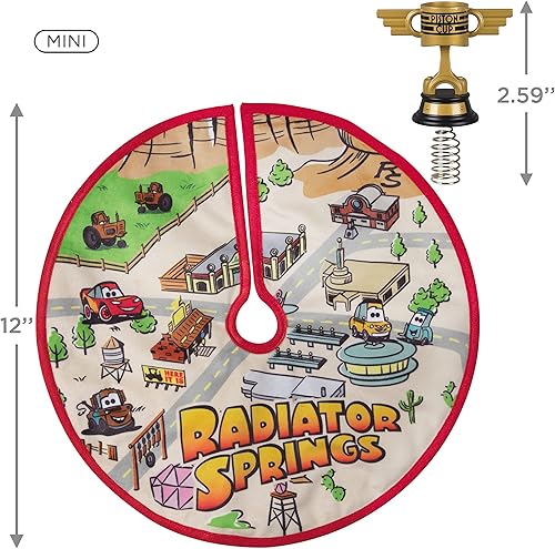 Miniatura 3 de Hallmark Keepsake 2022, juego de decoración para árbol de DisneyPixar Cars Radiator Springs y falda para árbol de Navidad