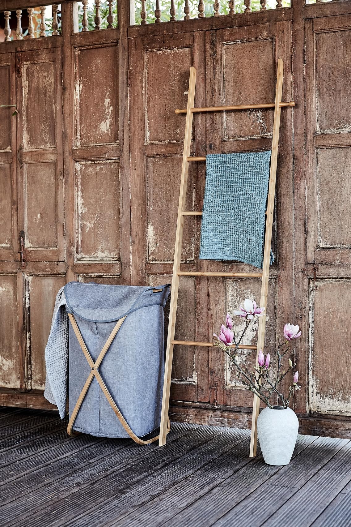 WENKO Wäschesammler Nori, Gestell aus Bambus, Wäschesack 100% Polyester, zusammenfaltbar, Fassungsvermögen: 79 Liter, 40 x 68 x 46 cm, Braun/Grau