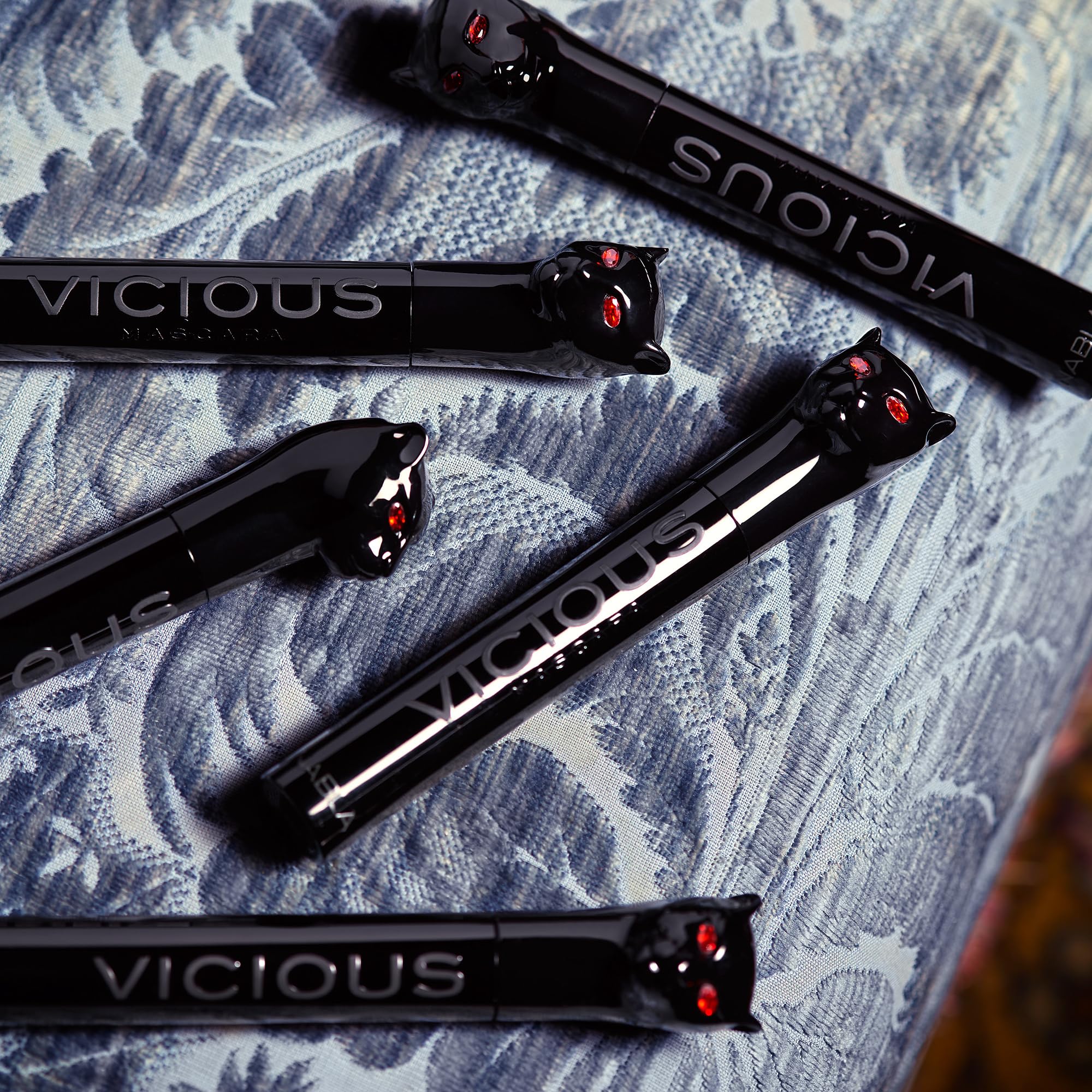 Nabla Vicious Mascara | Vicious unisce le migliori performance di un mascara volumizzante a quelle di un mascara ad alta definizione.