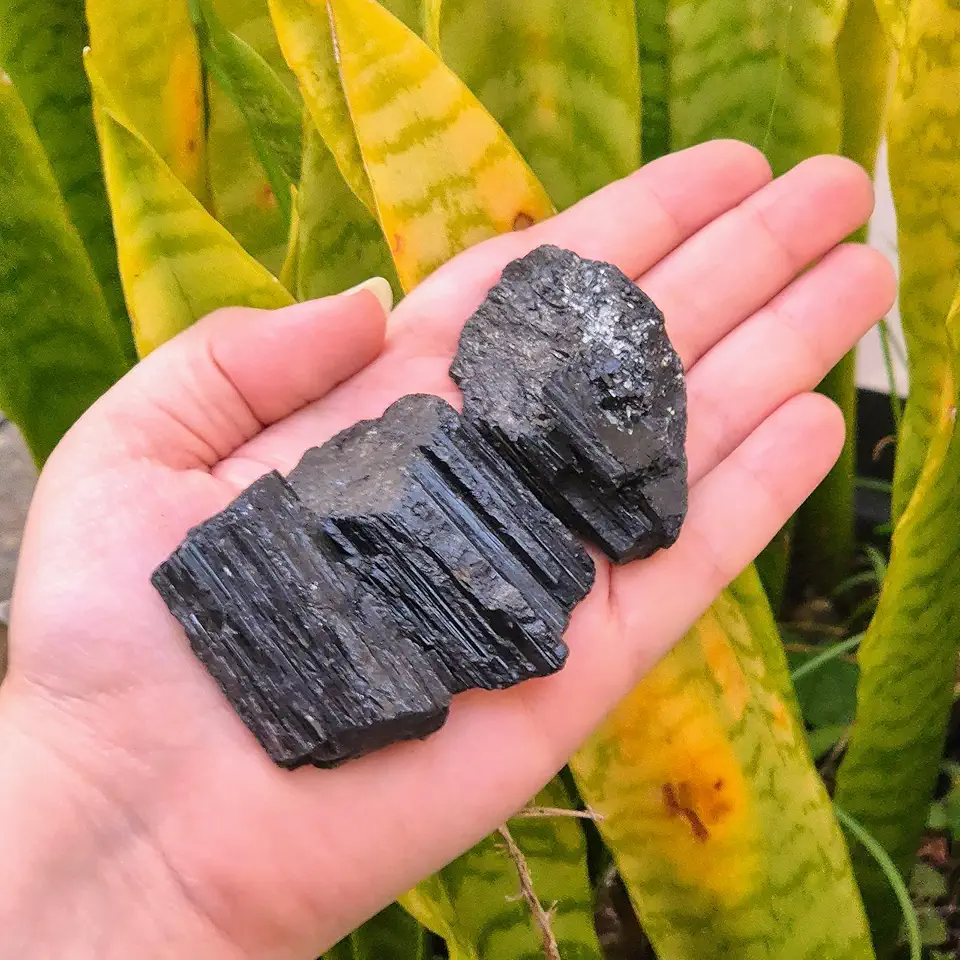 Turmalina Negra Pedra Natural Bruta Proteção Energética Mau Olhado Escudo Cristal (41g a 50g - uma unidade)
