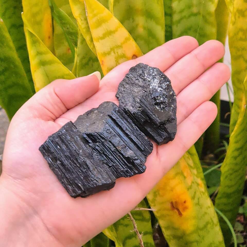 Turmalina Negra Pedra Natural Bruta Proteção Energética Mau Olhado Escudo Cristal (41g a 50g - uma unidade)