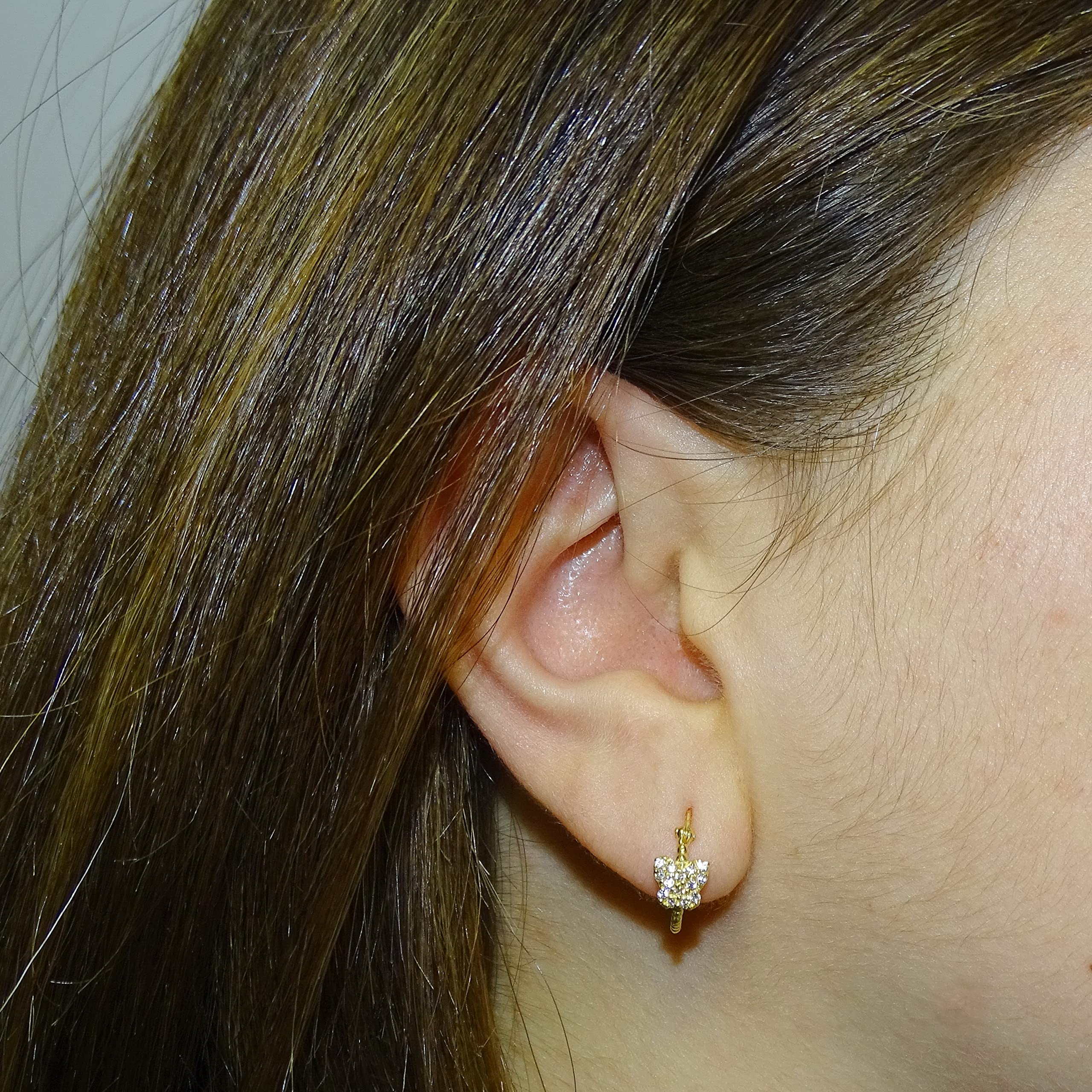Bellissimi e originali orecchini a cerchio per bambina in oro 18k con farfalla e zirconi. Facile chiusura a scatto. Comunione ideale.