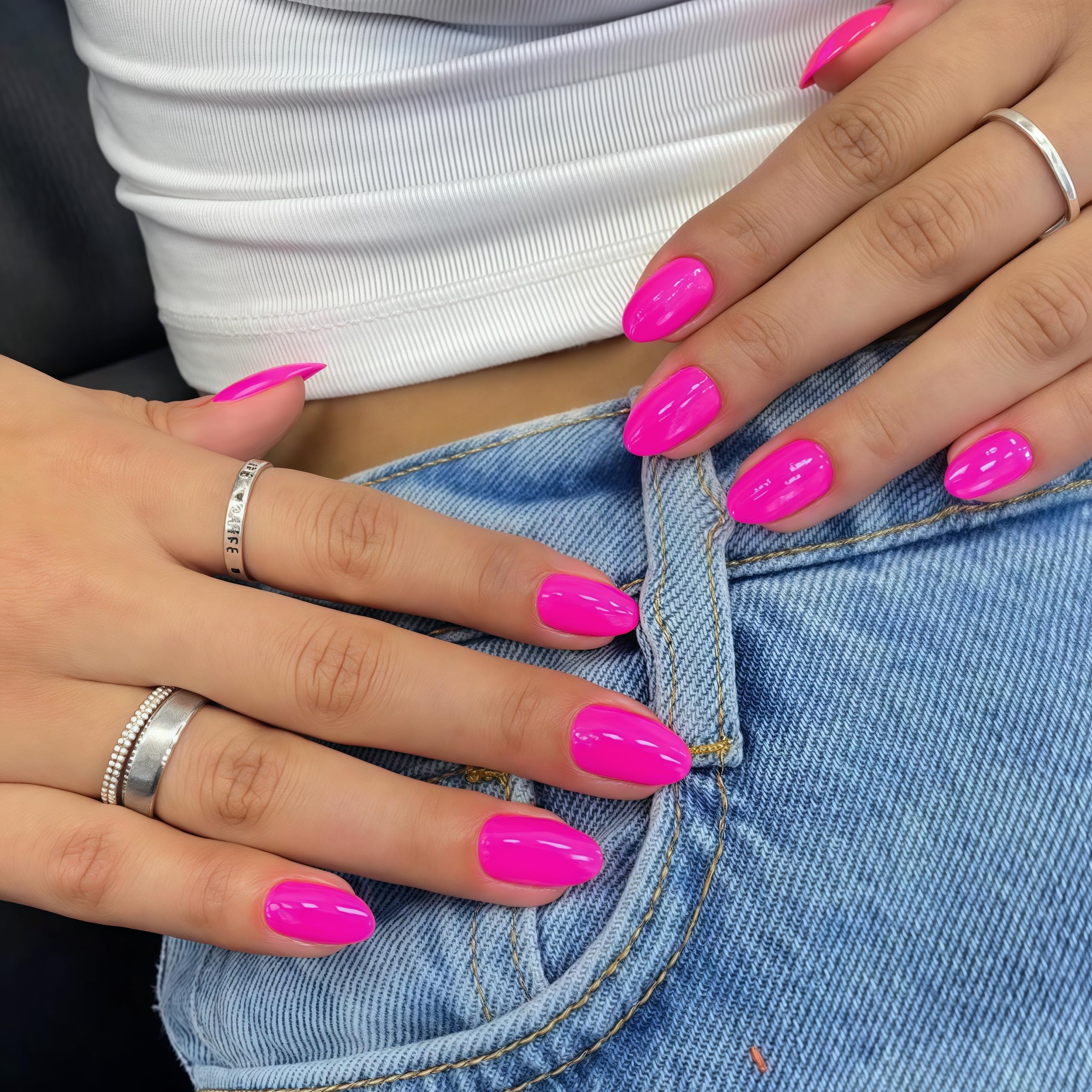 KQueenest Heiß Rosa Press On Nails Kurz, Acryl Nägel zum Aufkleben Kurz Runde, Einfarbig Fake Nails Mandel Fingernägel zum aufkleben, Glänzende Gel Kunstnägel für Frauen Alltagstauglich 24 Stück