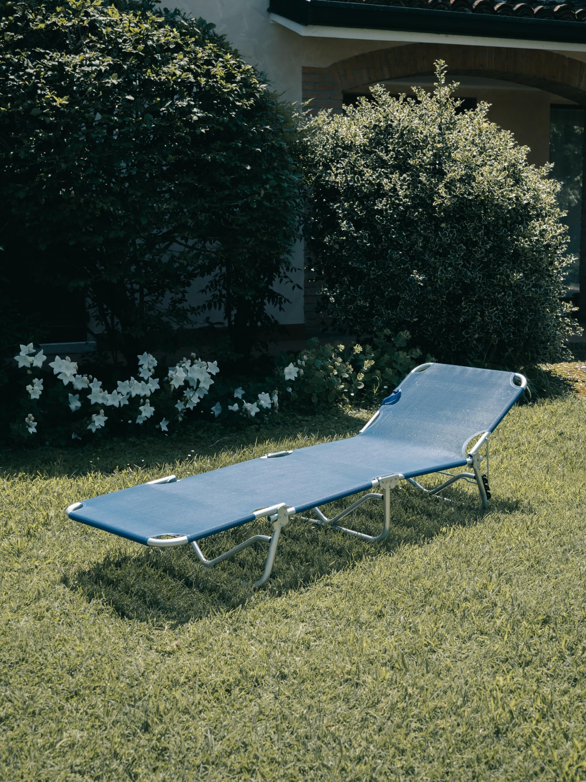 Lettino da spiaggia in alluminio Capri 192x56x24h, sdraio pieghevole in 4, con elastici per un miglior sostegno e pratiche maniglie per il trasporto