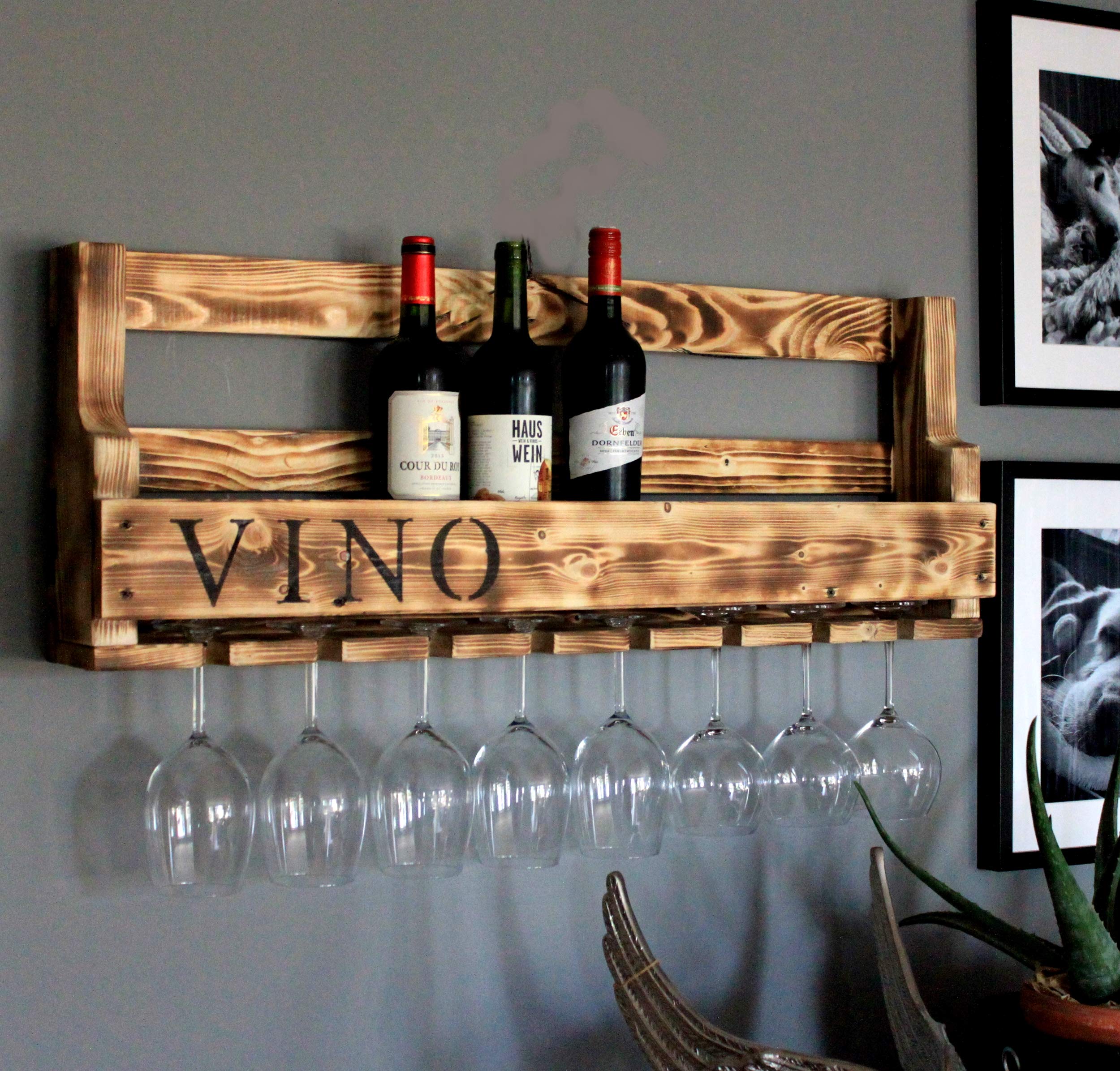 Weinregal aus Holz für die Wand - mit Gläserhalter und VINO Schriftzug - Geflammt - fertig montiert - Regal für Weinflaschen und Weingläser