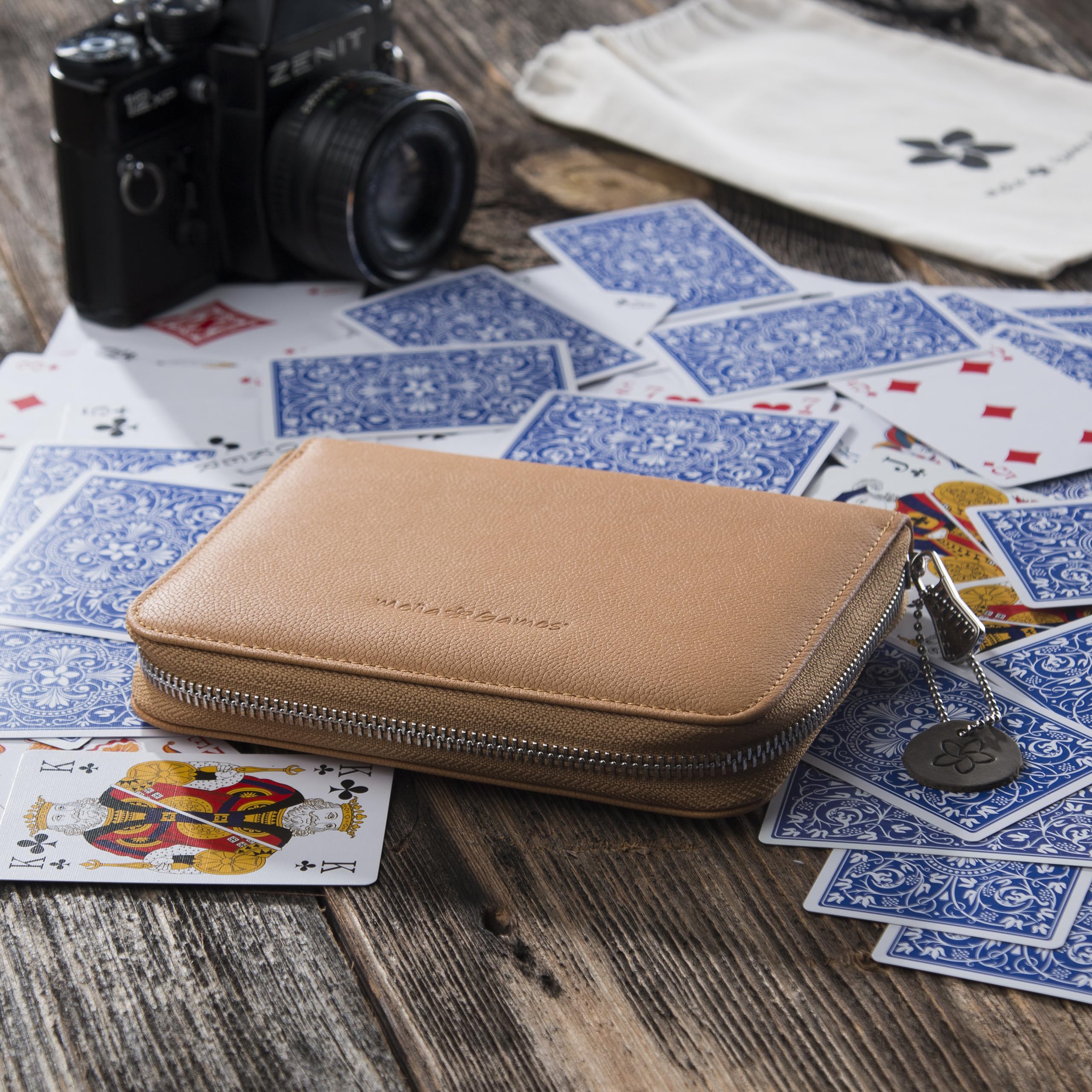 Spielkarten Set Deluxe - Premium Karten-Etui aus feinstem Leder - komplettes Set inklusive 2 Spielkartendecks, Notizblock und Bleistift (Designer Edition - Mustard)