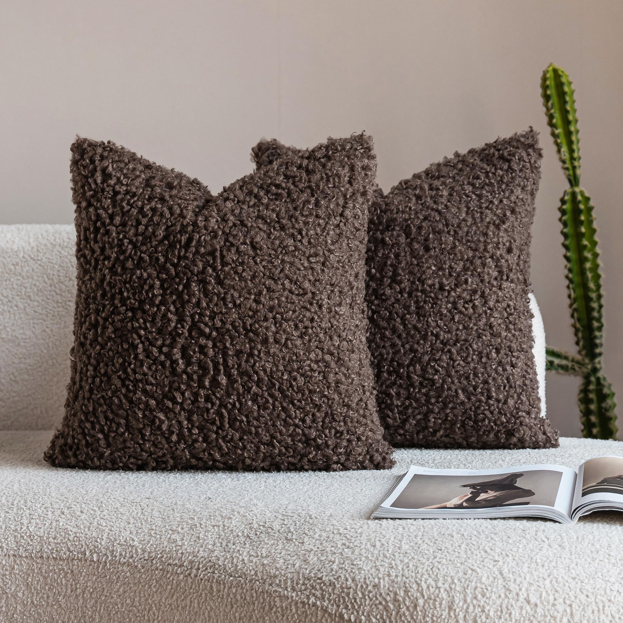 Neelvin Lot de 2 Housses de Coussin Décoratives en Sherpa Teddy Bouclé Boucle Épais 65x65 cm (26 x 26 Pouces) Housses de Coussin en Peau de Mouton Pelucheuse pour Canapé, Salon, Chambre Chocolat