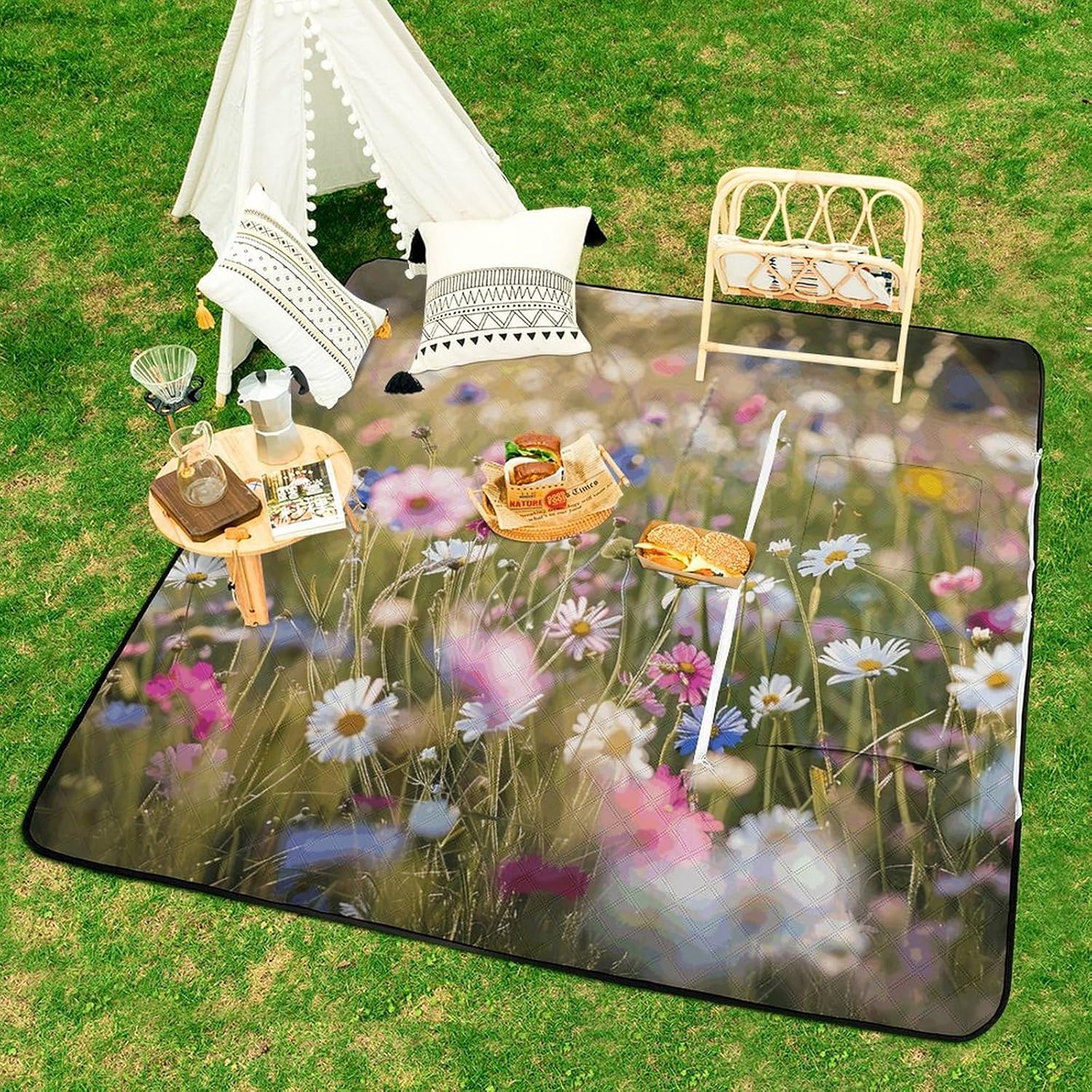 Extra Large Picnic Outdoor Flowers in The Field Printed Each Blanket Sand Proof Foldable Blankets for Camping Or Travel