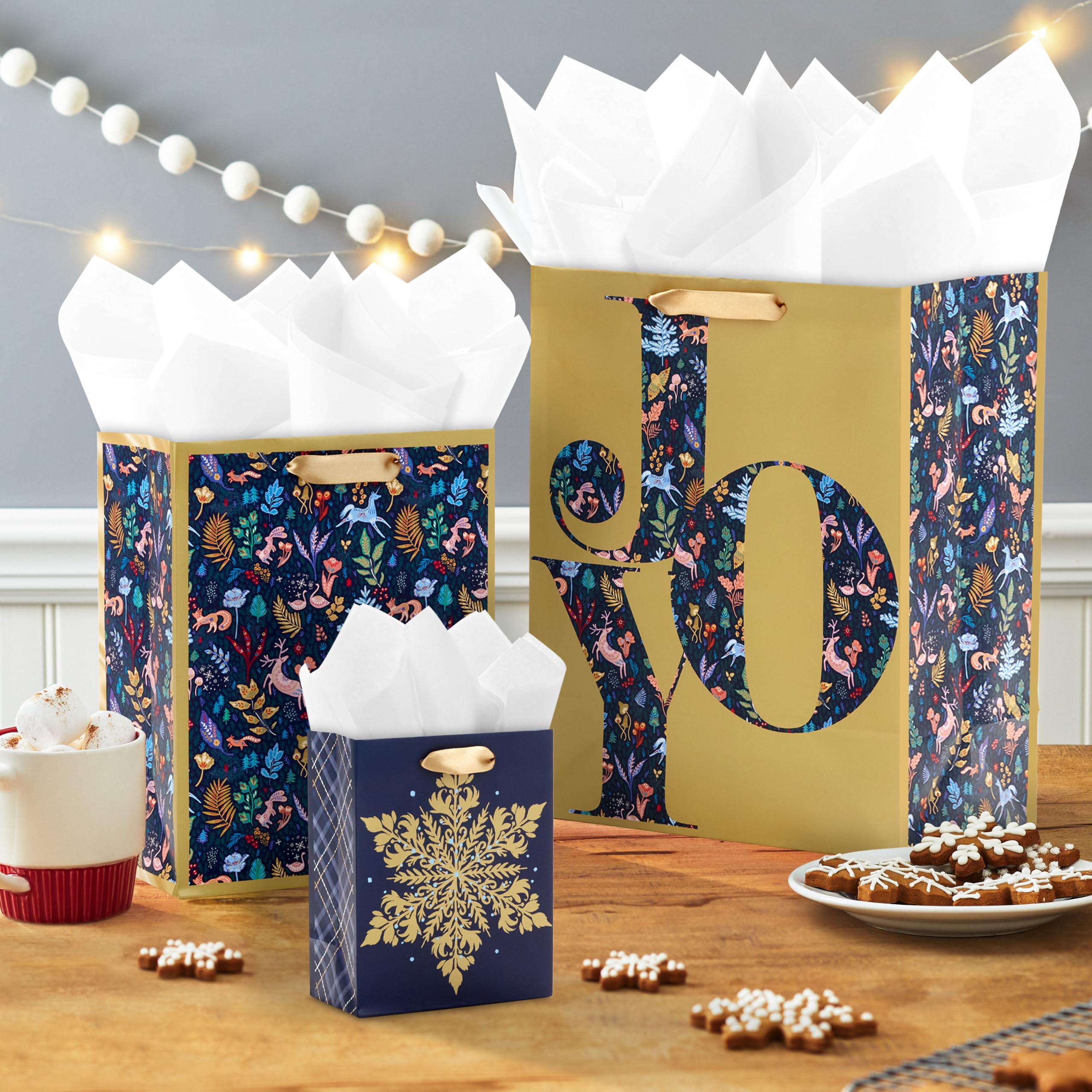 Hallmark Verschiedene Feiertags-Geschenktüten (8 Tüten: 3 kleine 15,2 cm, 3 mittelgroße 22,9 cm, 2 große 33 cm), Winterwaldfreude, Marineblau, Gold