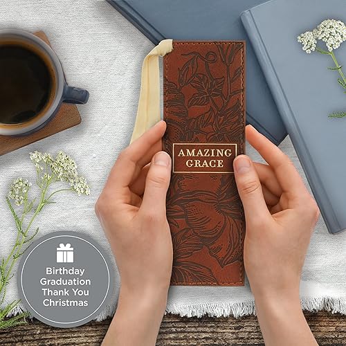 Miniatura 216 de Christian Art Gifts - Separador de piel sintética con cinta de satén y verso bíblico inspirador para mujeres y hombres, Marrón - Proverbios 31 Mujer