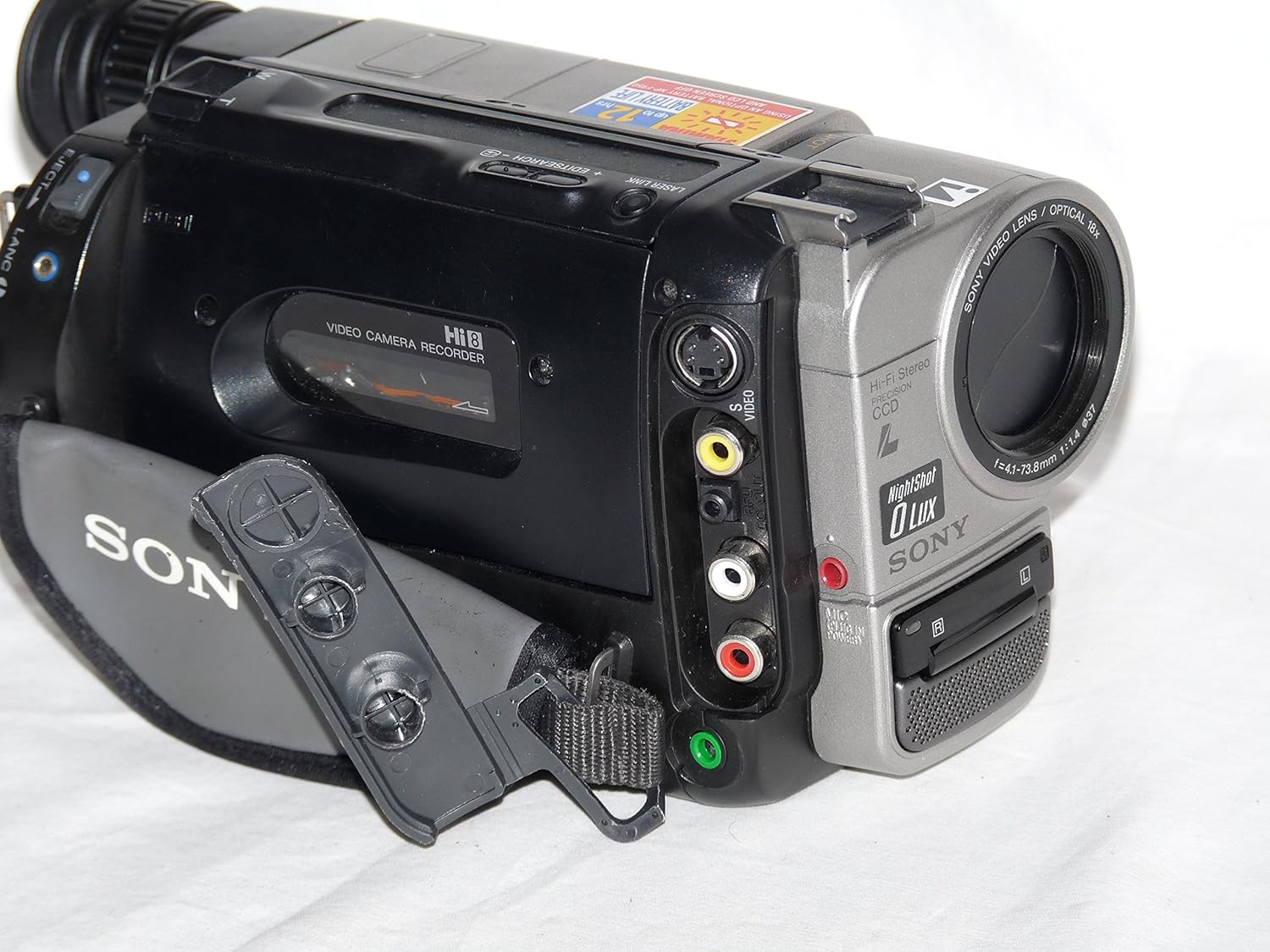 Desna strana view of Sony Handycam CCD-TRV65 showing A/V ports