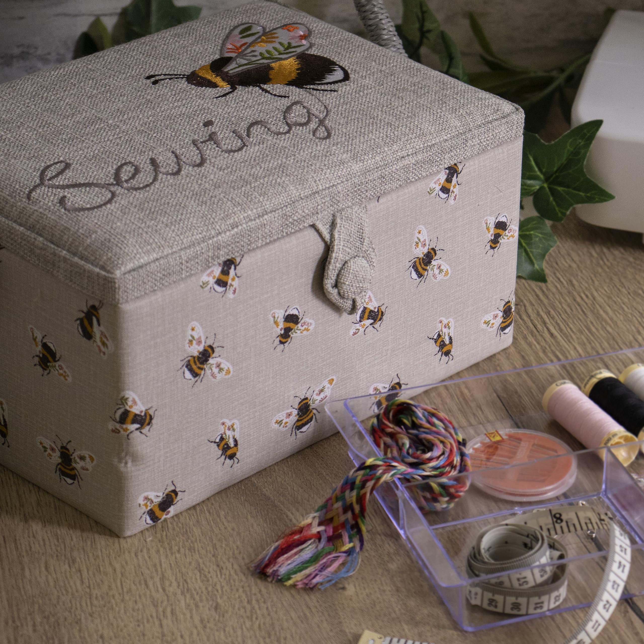 Hobby Gift Boîte de rangement de couture moyenne en bois/tissu, Brodé, Abeilles à coudre