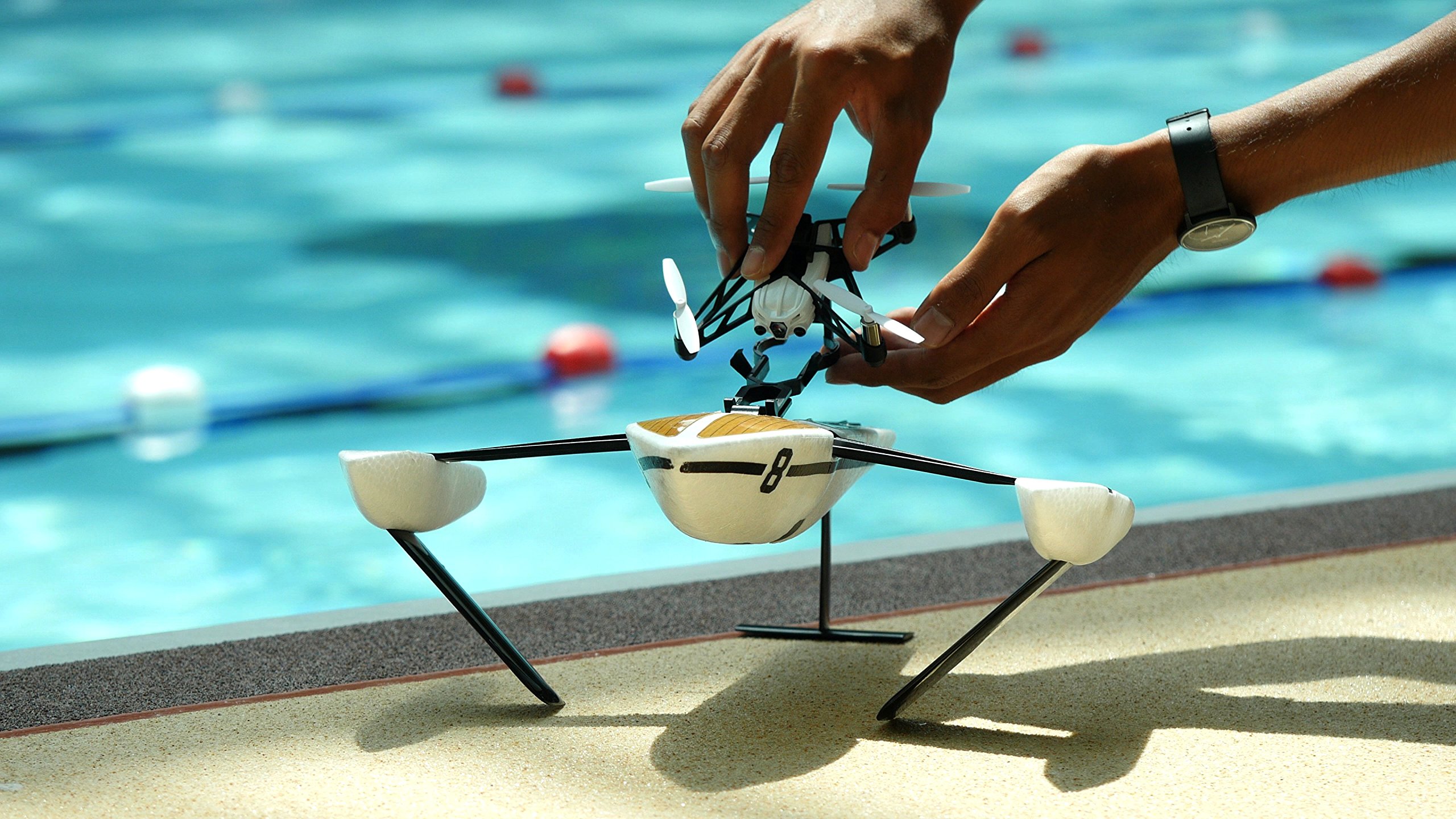 Parrot Hydrofoil New Z - Dron "dos en uno" para pilotar por aire y agua, cuadricóptero y barco (cámara vertical 30 FPS, 18 Km/h, 9 minutos de vuelo, 20 metros de alcance, programable), color blanco