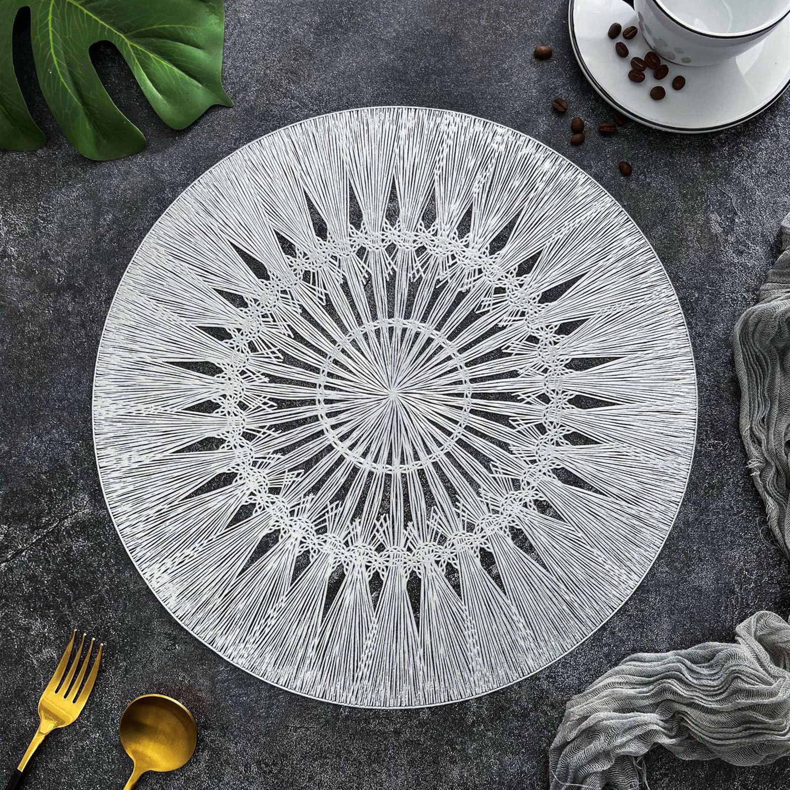 Set table rond pour repas de style européen et décoration de table