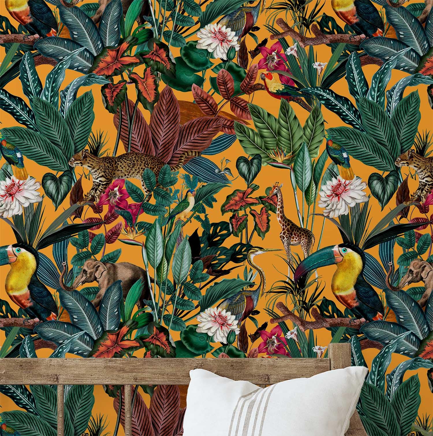 Papier peint mural moutarde jungle pour créer une buanderie tendance et un placard moderne