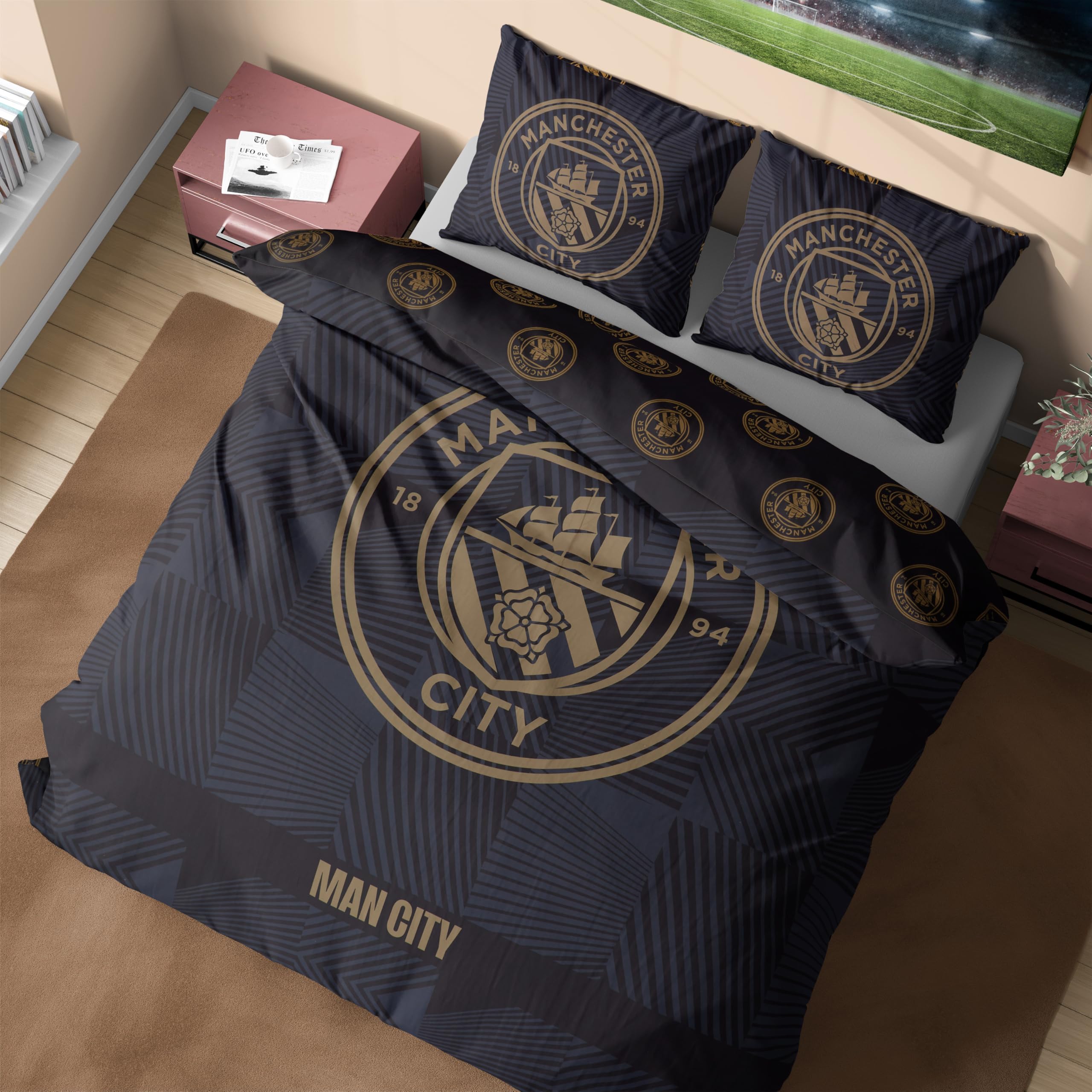 Get Trend Manchester City FC Double Duvet Cover Set, Reversible Football Bedding Set with Pillowcases, Ultra Soft & Durable Duvet Quilt Cover (Black Manchester City, Double) — image 1