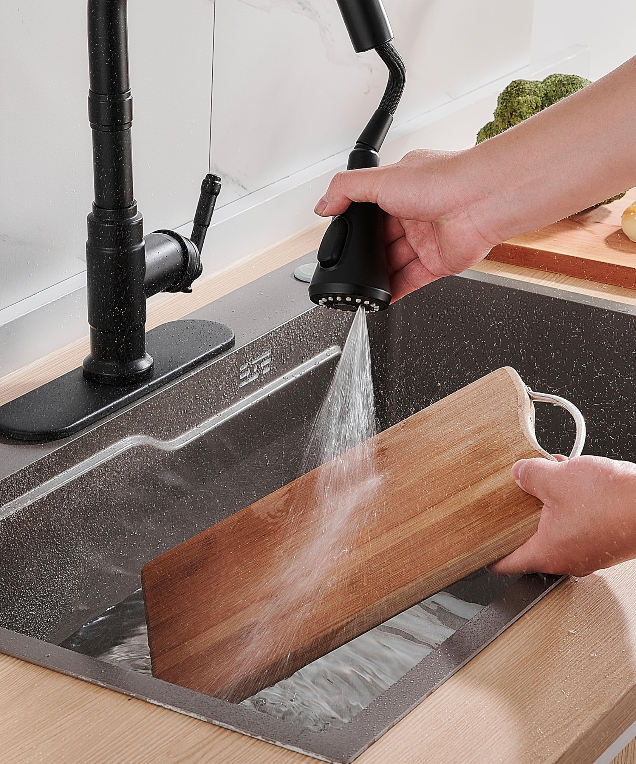 Grifo de cocina vintage con dispensador de jabón y rociador extraíble, grifo de fregadero clásico de acero inoxidable de arco alto con manija única en negro mate para casas de campo, caravanas, bar