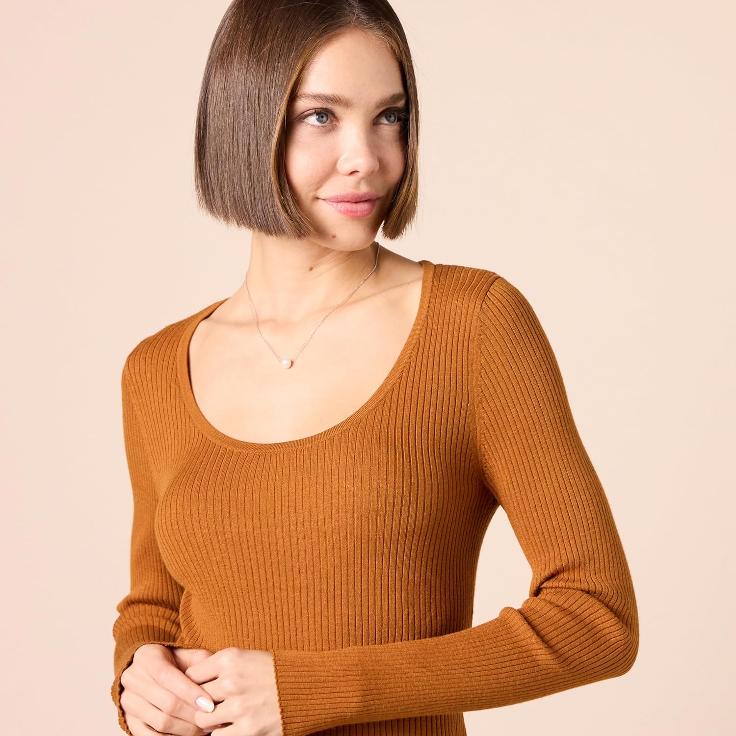 Amazon Essentials Women's Long-Sleeve Sweater Fine Gauge Stretch Scoop Neck, Available in Plus Sizes - Image 4