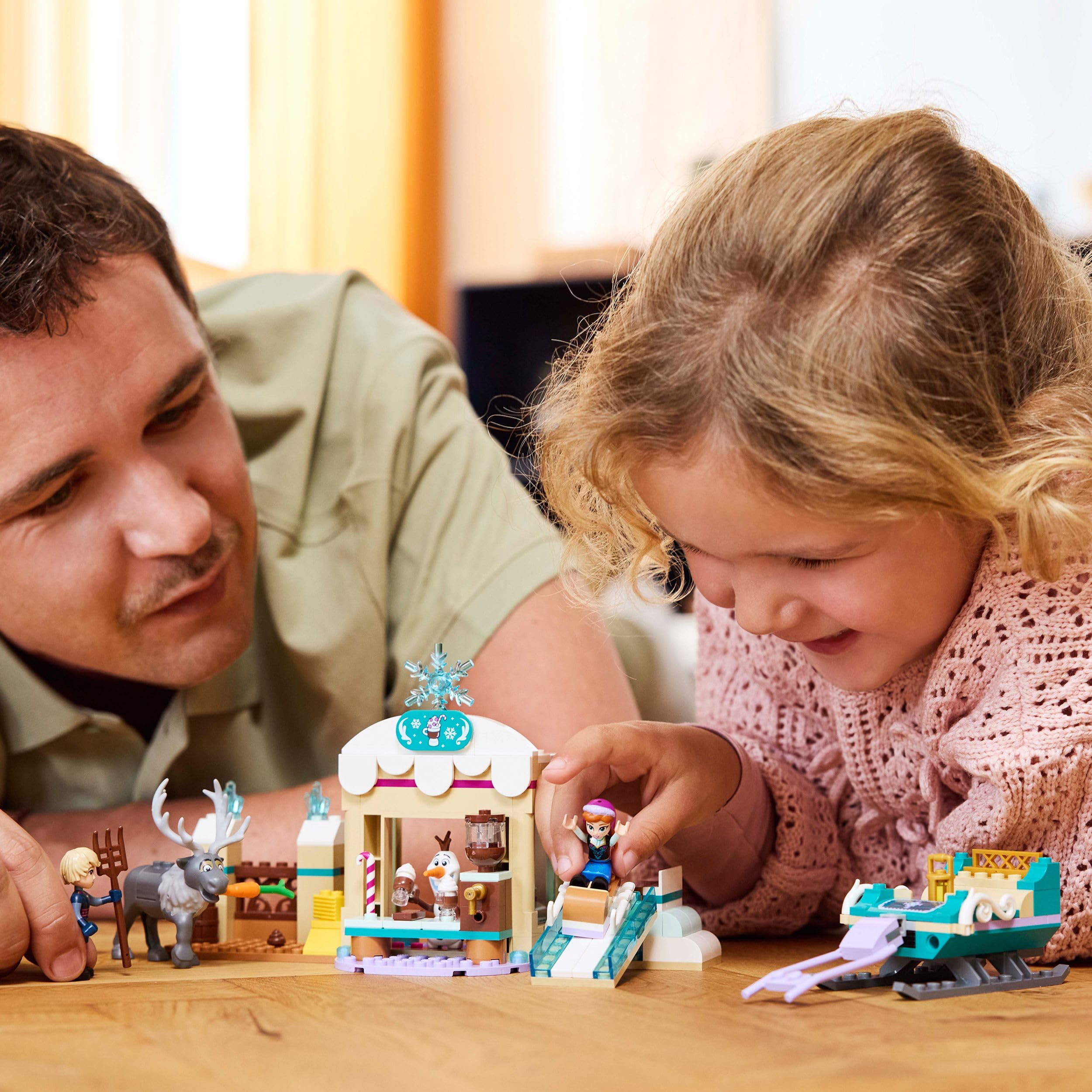 LEGO ǀ Disney Przygoda na sankach Anny, Zabawka dla Dziecka do Zbudowania z 4 Postaciami w tym, Olafem i Svenem, Zestaw Kreatywny dla Dziewczynki i Chłopca, Pomysł na Prezent dla 4-latki, 43256