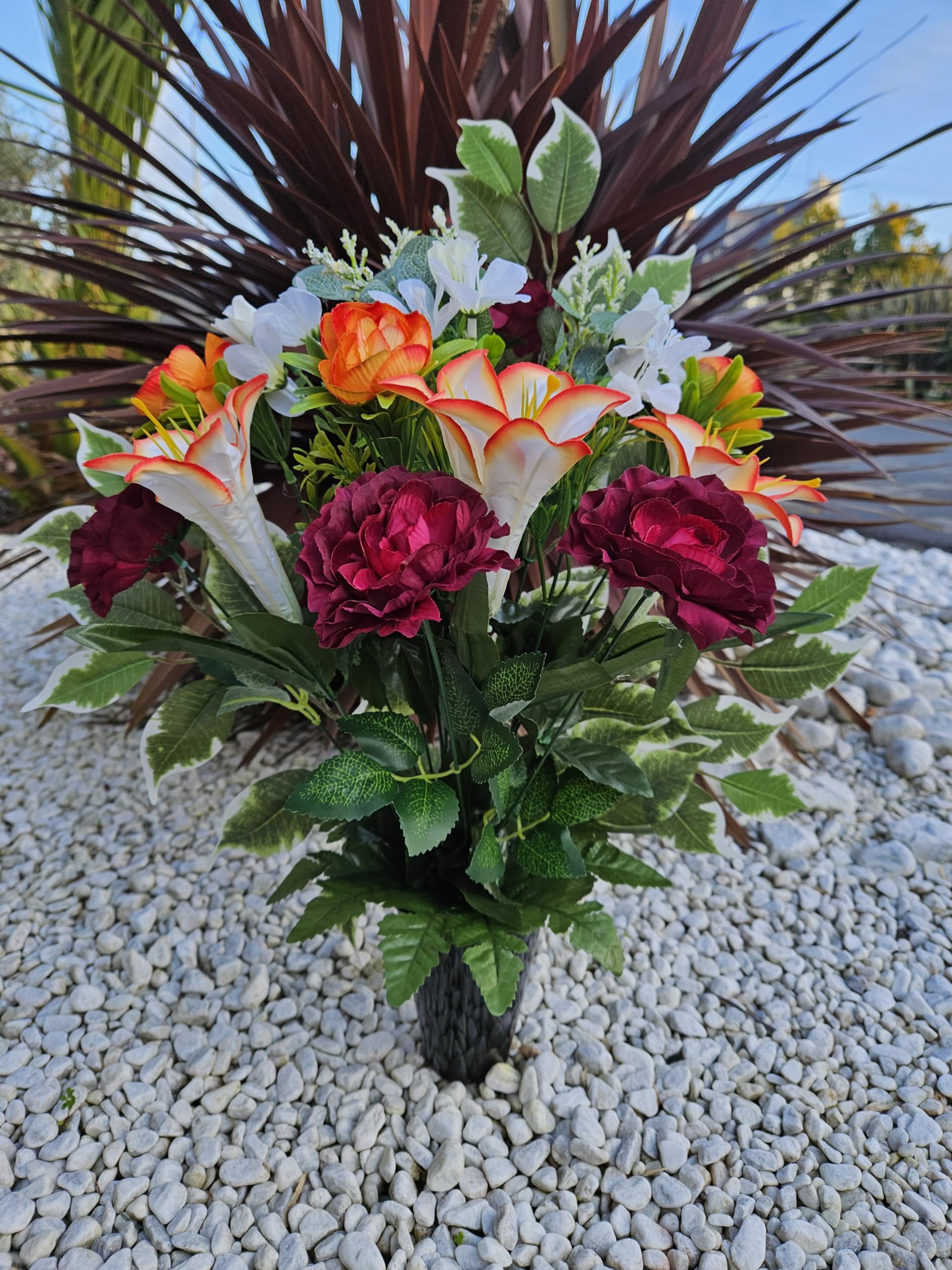 Composition de Fleurs Artificielles en Cône Lesté Ciment pour Une Parfaite Tenue à L' extérieur. Réalisé par nos Soins, Réalisé par nos Soins, Fleurs de Qualité.