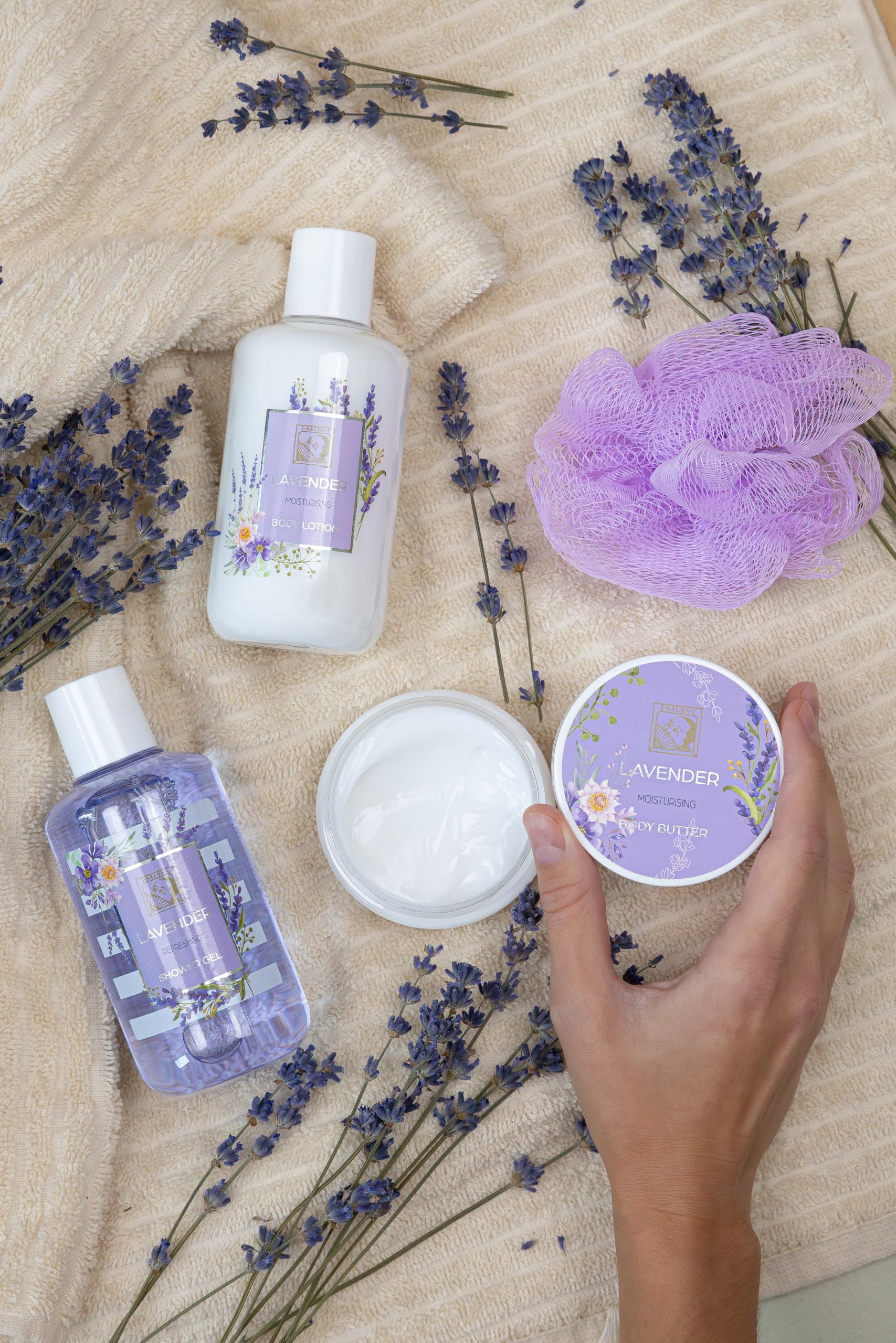 Accentra Set doccia da donna LaVENDEL in bella confezione regalo – Set di 4 pezzi con gel doccia, lozione per il corpo, burro per il corpo e spugna a rete – Set regalo per San Valentino e festa della