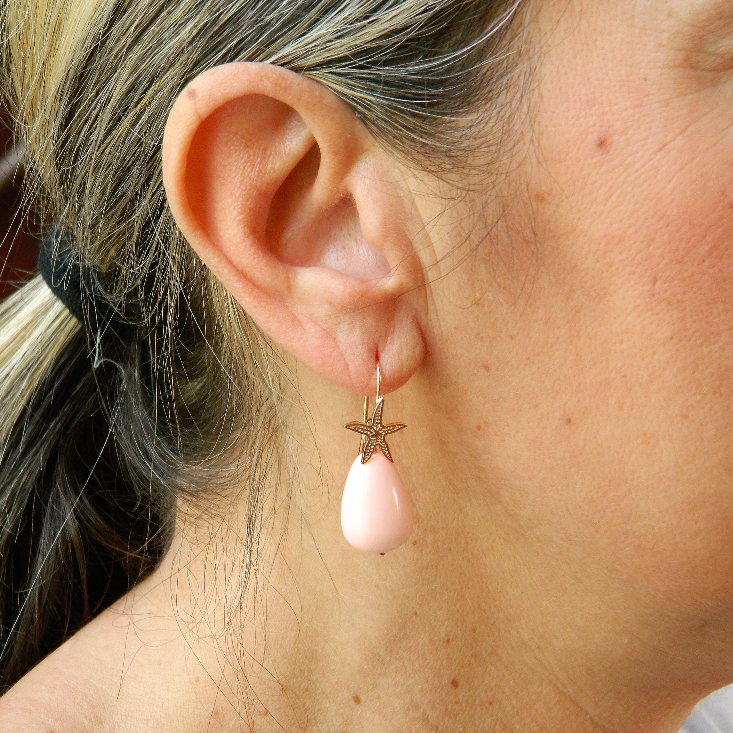 Orecchini pendenti donna con goccia corta in pasta di corallo rosa e stella marina – Argento 925 placcato oro rosa – Handmade Made in Italy – Anallergici - DodiGioielli