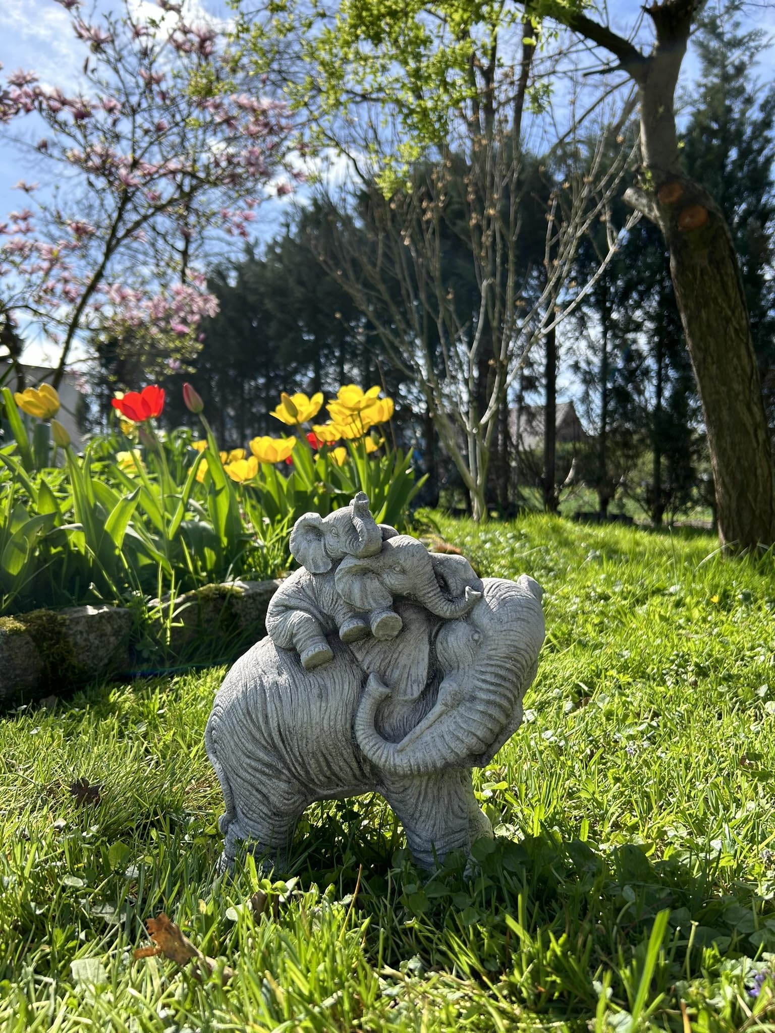 FABRIQ Słoń matki z dwoma słoniami dla niemowląt – realistyczna figurka ogrodowa z odpornego na warunki atmosferyczne odlewu kamiennego, waga 5,6 kg, wysokość 26 cm