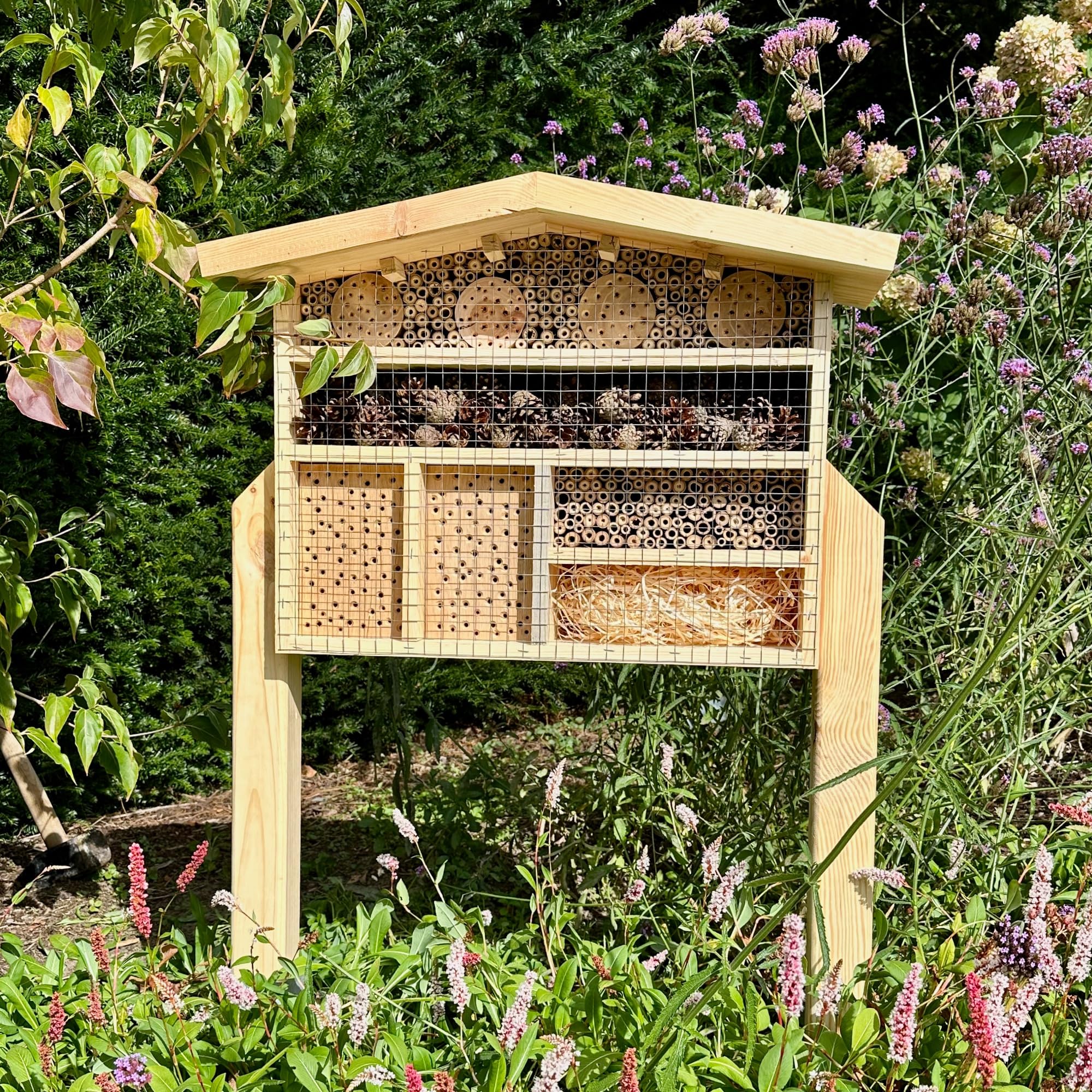 GARTENETAGE XXL Insektenchalet/Bienenhotel Groß zum Aufstellen/Insektenhotel XXL aus Massiv-Holz für Bienen, Marienkäfer & Florfliegen/Nisthilfe & Artenschutz für Balkon & Garten
