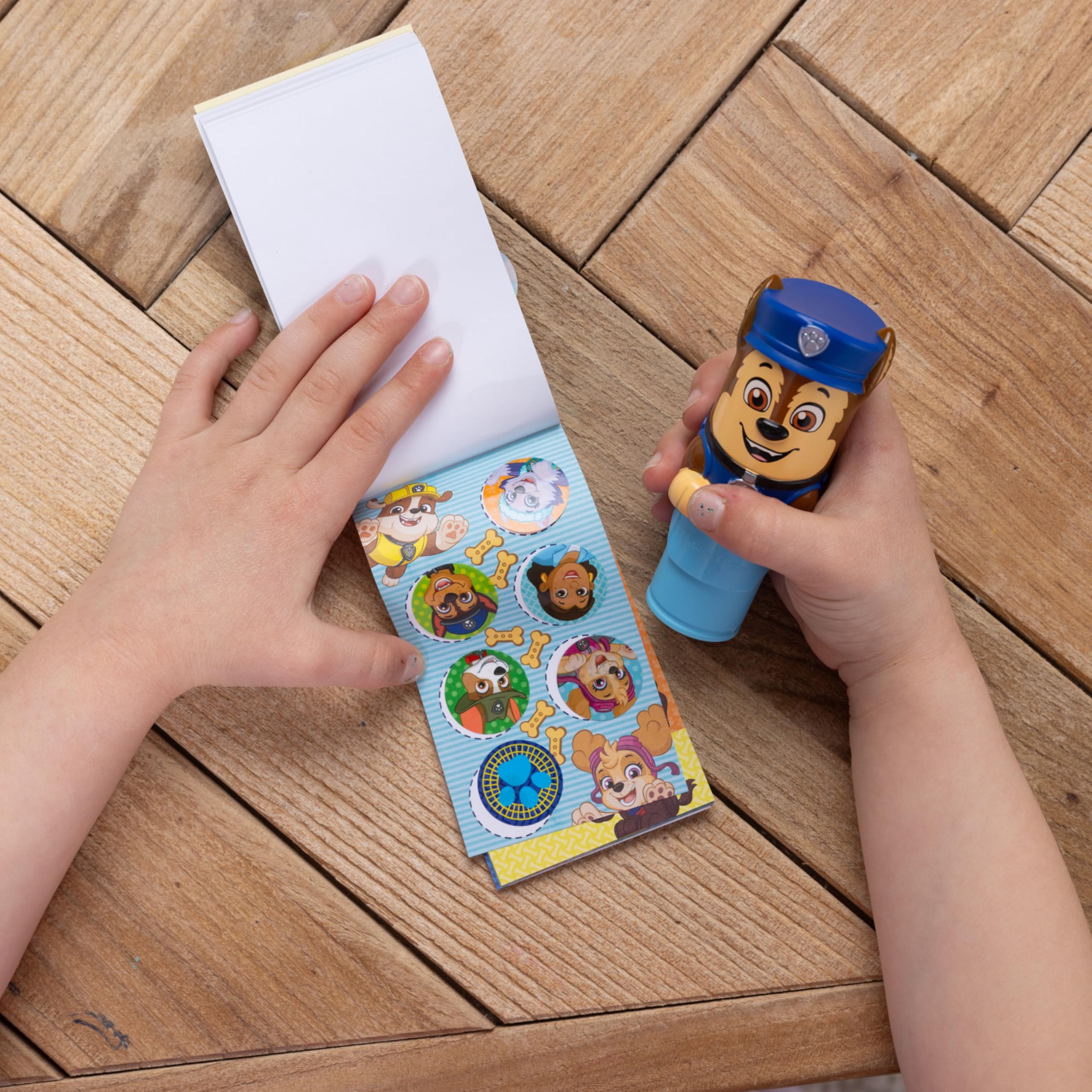 Melissa & Doug Naklejka Wow! Mini podkładka do aktywności i ponad 200 naklejek uzupełniających do stempli sztuki i rzemiosła Fidget Toy Collectibles – naklejki PAW Patrol – certyfikat FSC