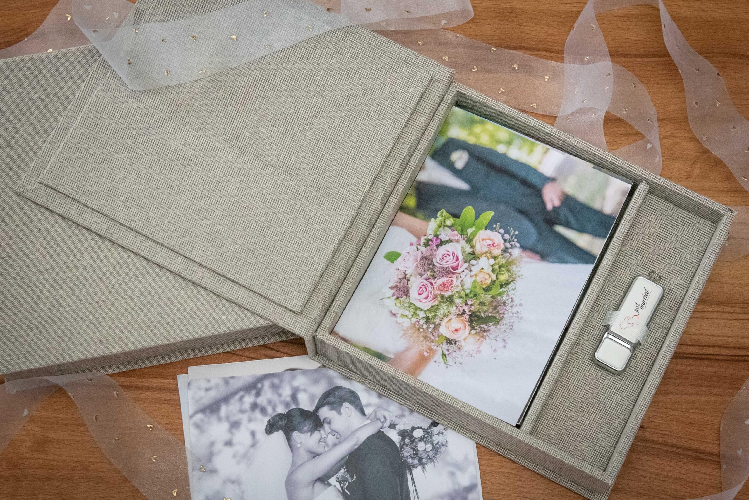 Elegant Erinnerungsbox, Foto-Box mit USB Slot. Geschenkbox für USB-Sticks und Fotoabzüge 10x15cm. Aufbewahrungsbox Hochzeitsbox, Fotogeschenk, 18x18 cm (Grau)