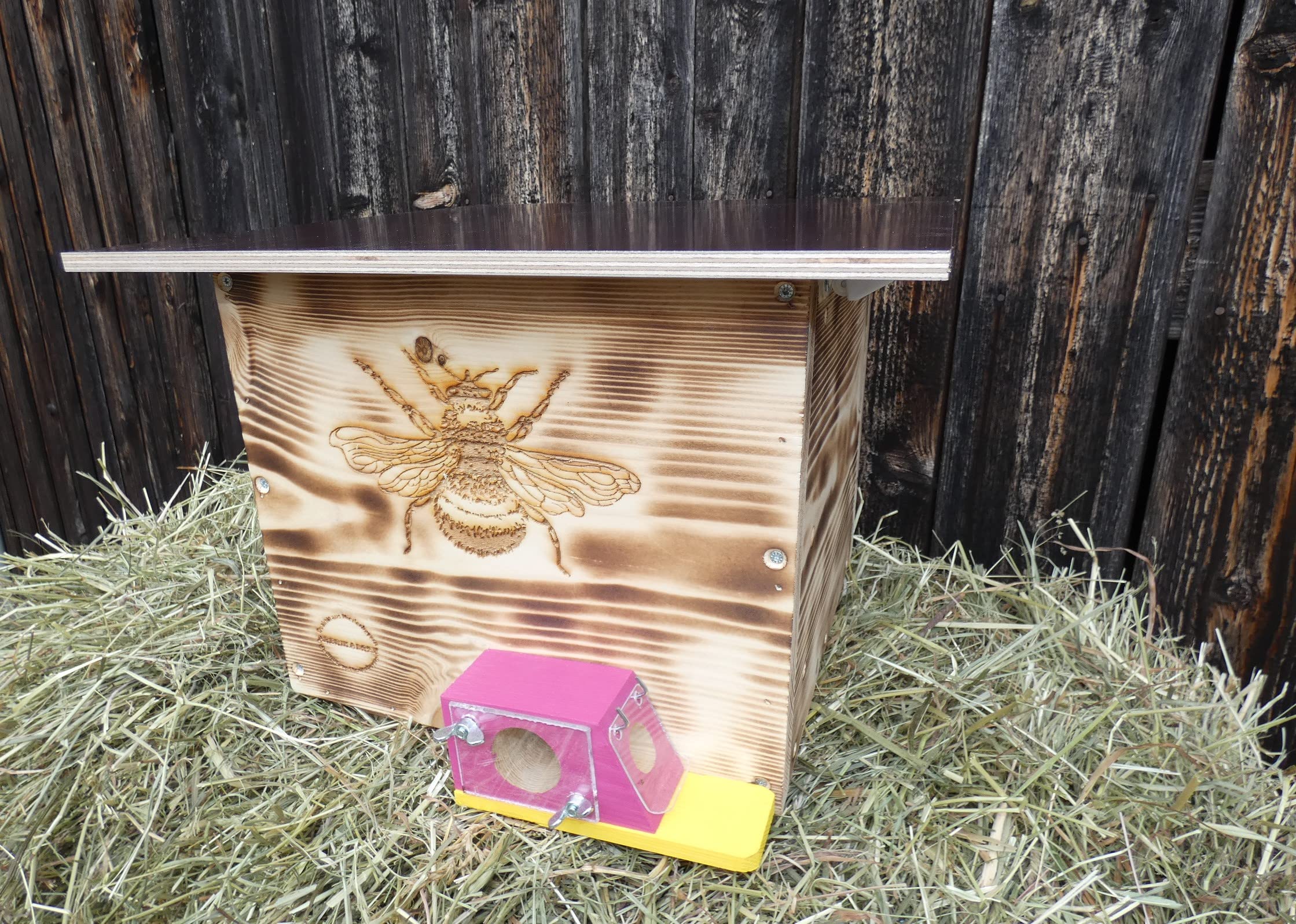 Hummelkasten mit Wachsmottensperre, Sichtfenster und Nistmaterial Wetterfest Bienenhaus Hummelhaus Nistkasten Hummelvilla Bienen Insektenhaus (Edel Geflammt)