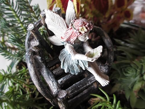 Pelo rojo miniatura jardín hada Amie sentado con hoja