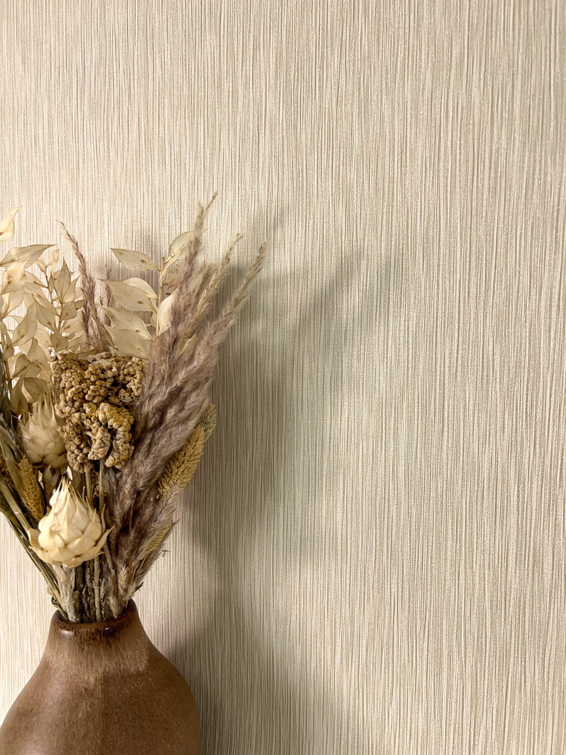 Newroom tapeta flizelinowa beżowa jednokolorowa do salonu | naturalny odcień piasku, subtelna struktura linii, bez pasowania, styl boho, tapeta do sypialni, jadalnia biuro