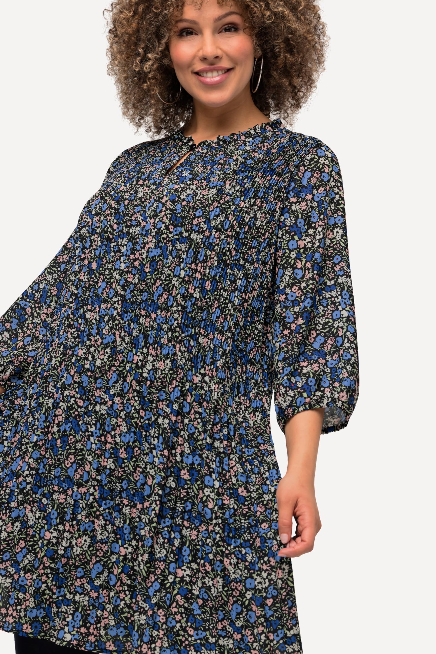 Ulla Popken Femme Grandes Tailles Robe Courte plissée avec Manches 3/4. Imprimé à Fleurs et col Montant avec ruchés. Marine 50+ 818129132-50+