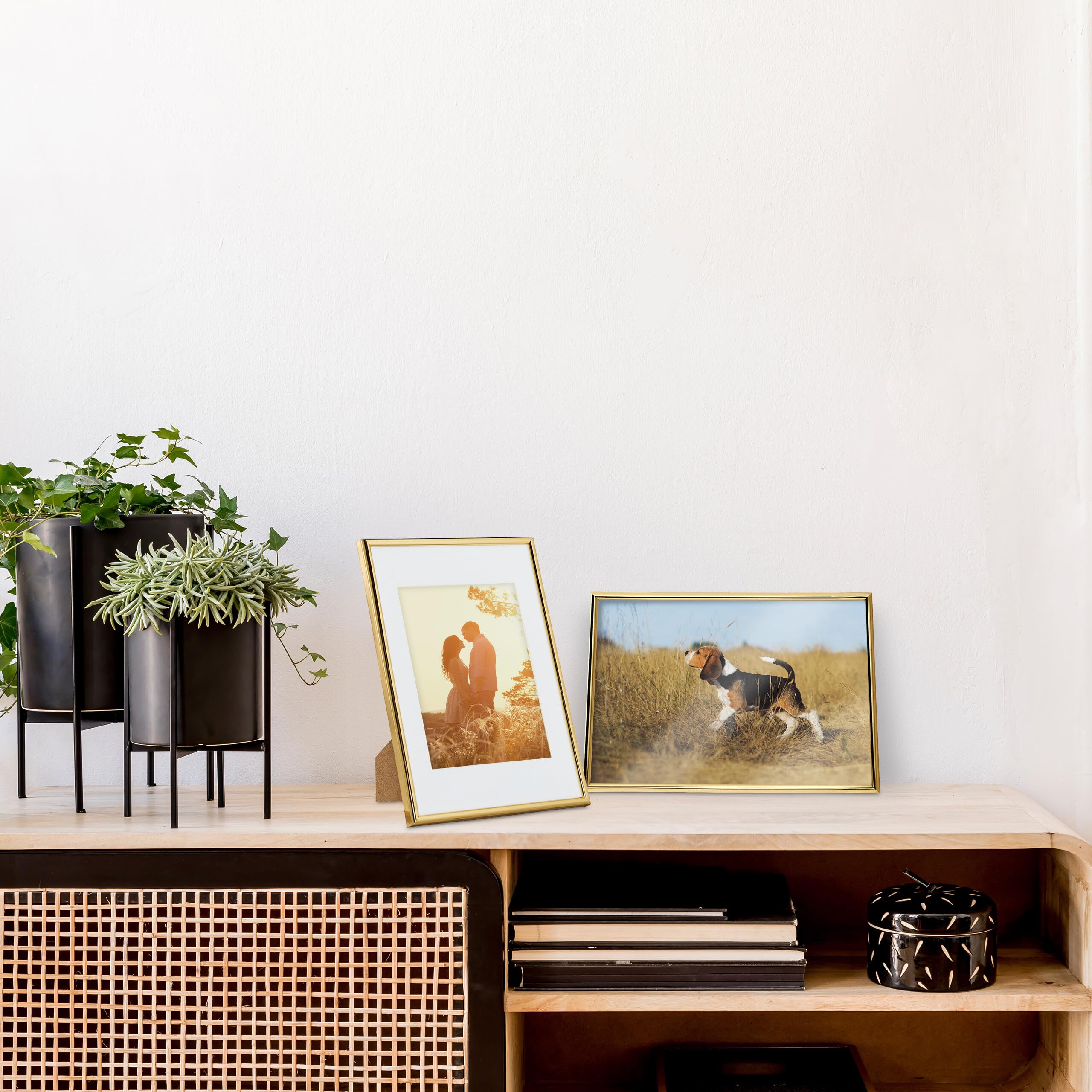 Grappolo Di Uva Con Foglie Su Vecchia Cornice Di Vite Isolato Su Fondo Bianco. Illustrazione Ad Acquerello Disegnata A Mano. Perfetto Per Cornici E Bordi Delle Schede Foto Stock