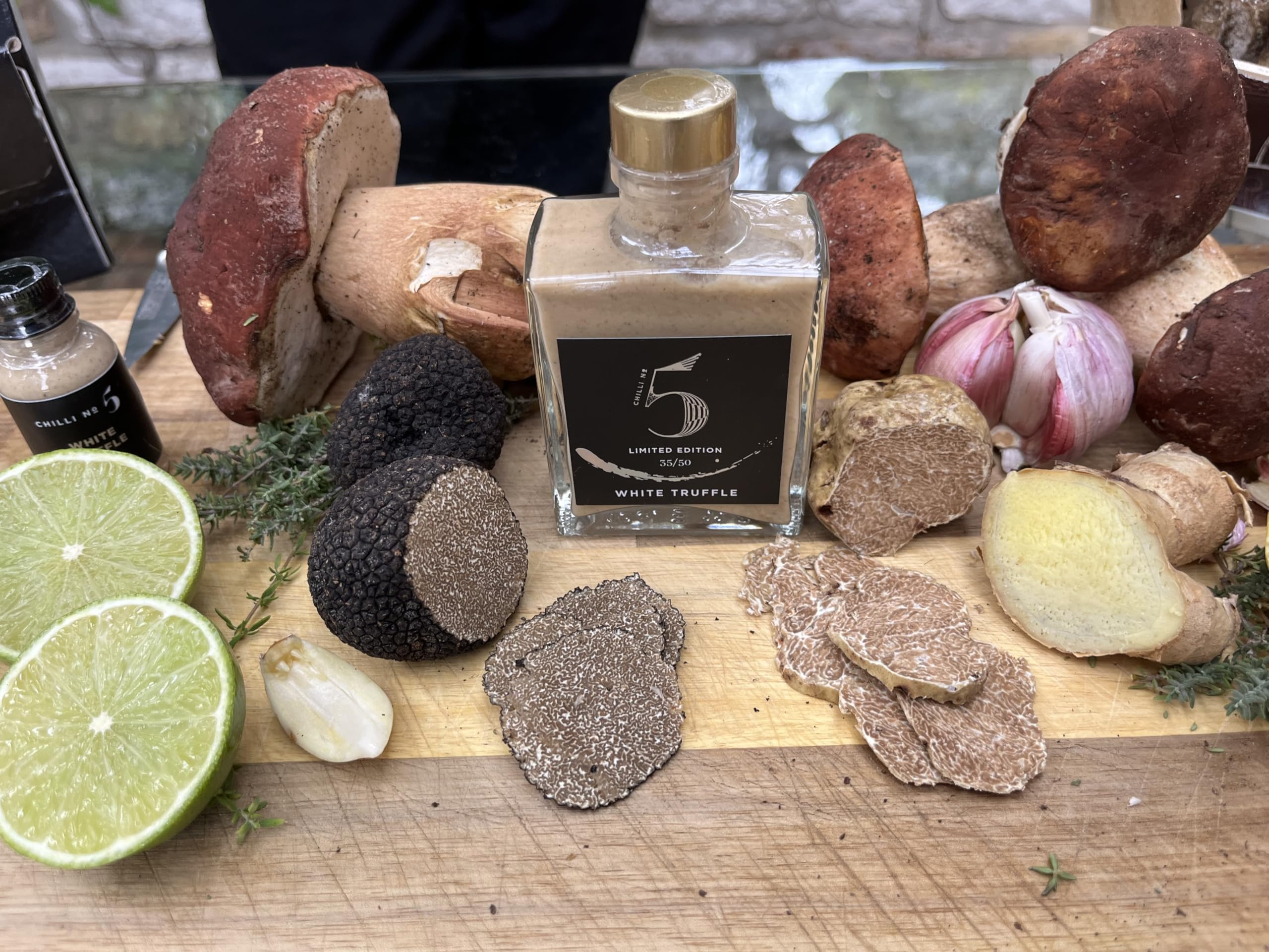 Chilli No. 5 | Trufa blanca, edición limitada, salsa picante de trufas y hongos gourmet, vegana, sin gluten, sin colorantes ni saborizantes artificiales, botella de 100 mililitros