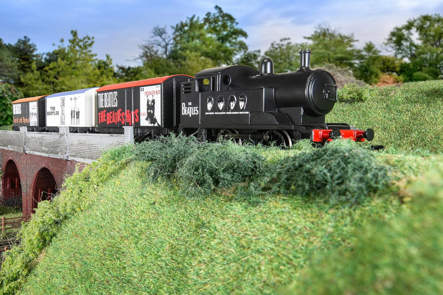 Hornby R30258 The Beatles, The Liverpool Connection: EP Collection Side A Train Pack - Limited Edition Steam Locomotive