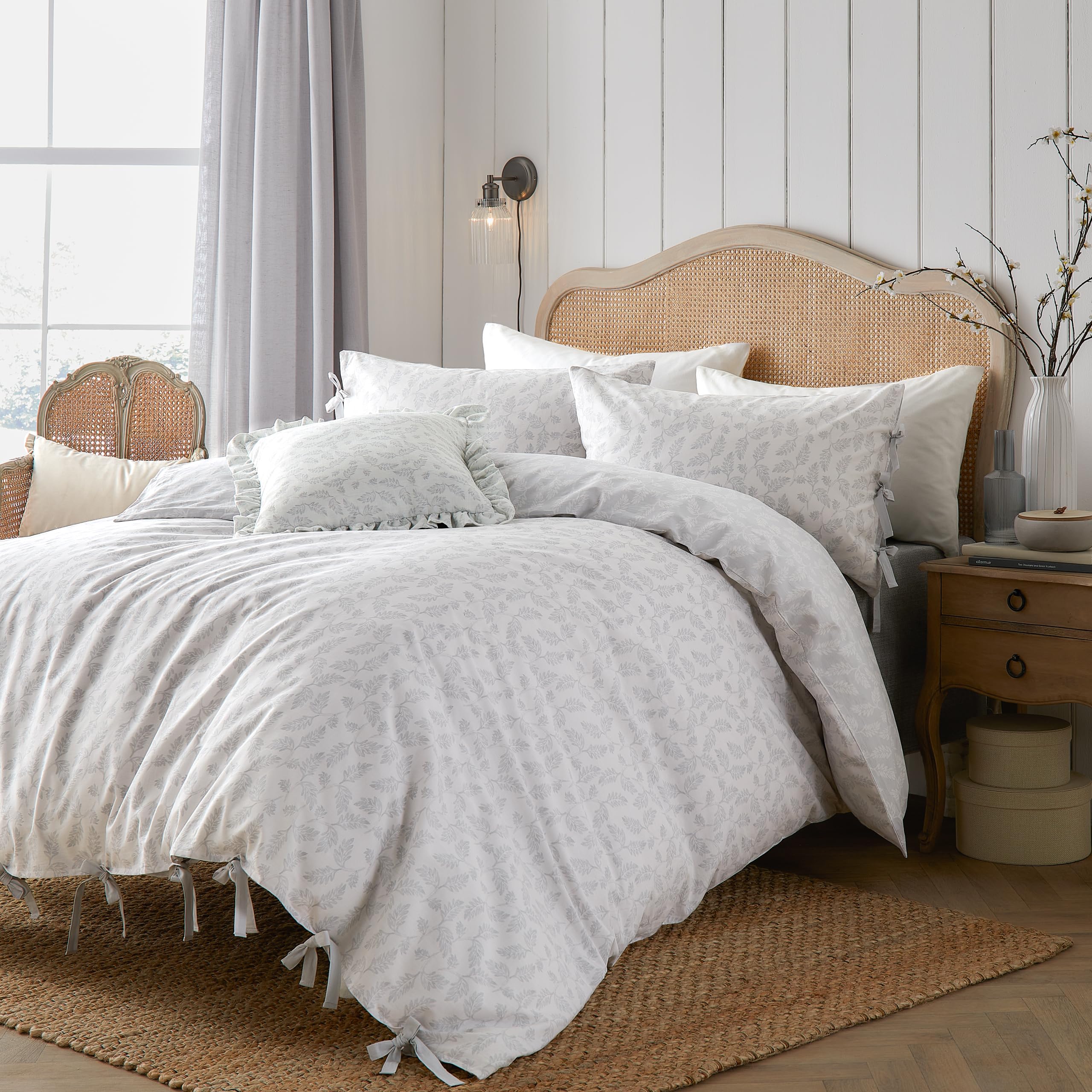 furn. Wylder Chloe Duvet Cover Set – 100% Tumbled Cotton Reversible Leaf Print Bedding (White - Double) — image 1