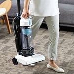 Amazon Basics Aspirateur sans sac droit pour tapis et planchers durs, avec outils de crémaillère et de rembourrage, poignée amovible, léger (8.4 les livres), 1.7L Coupe à poussière, 720W, 25ft Cordon noir/blanc