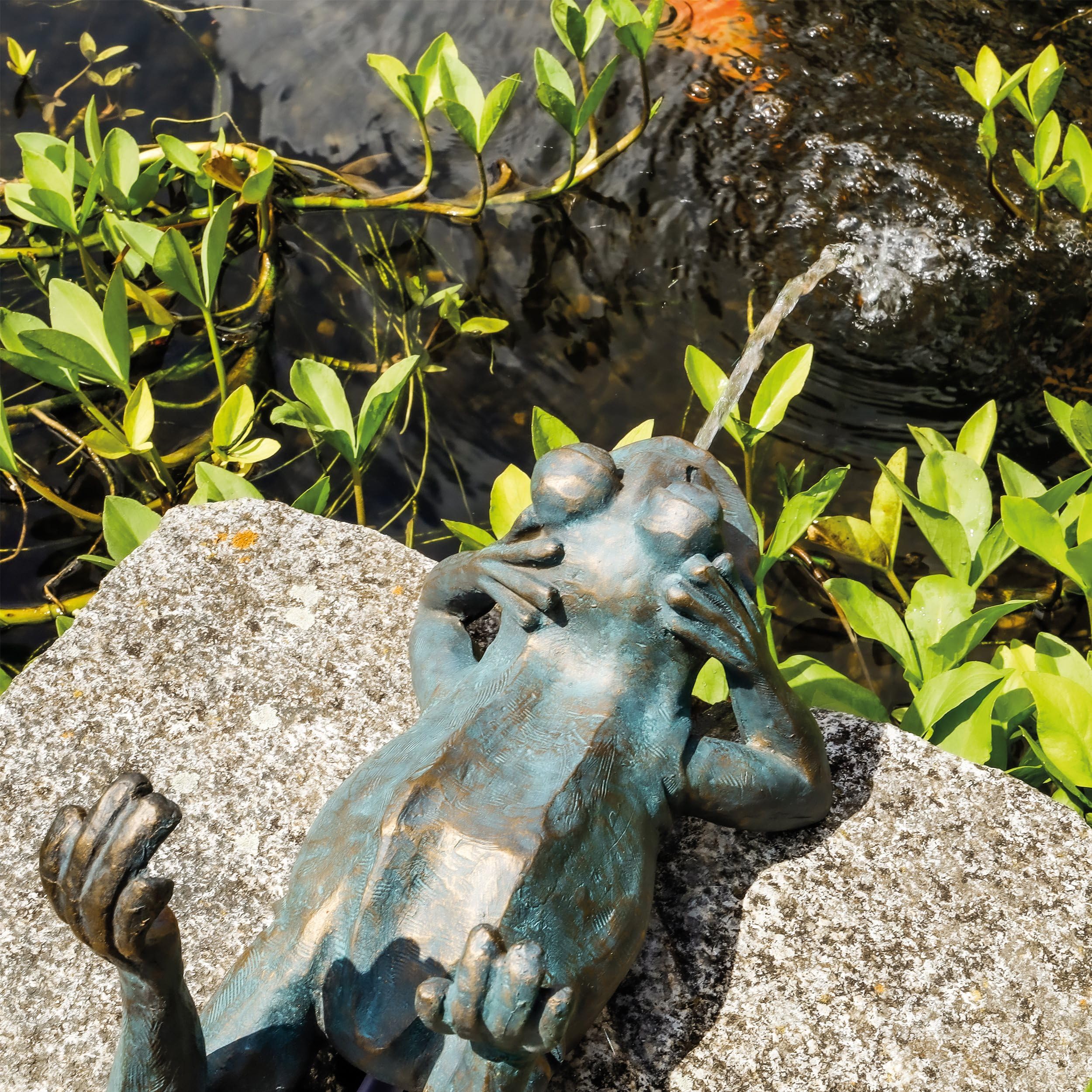 Esotec Solar Wasserspeier Frosch Komplettset, Solar Springbrunnen für Außen, Solarbrunnen mit Solarpumpe 380l/h, Solarmodul 8Wp, Teichfigur Polyresin 34x21x23,5cm 101650