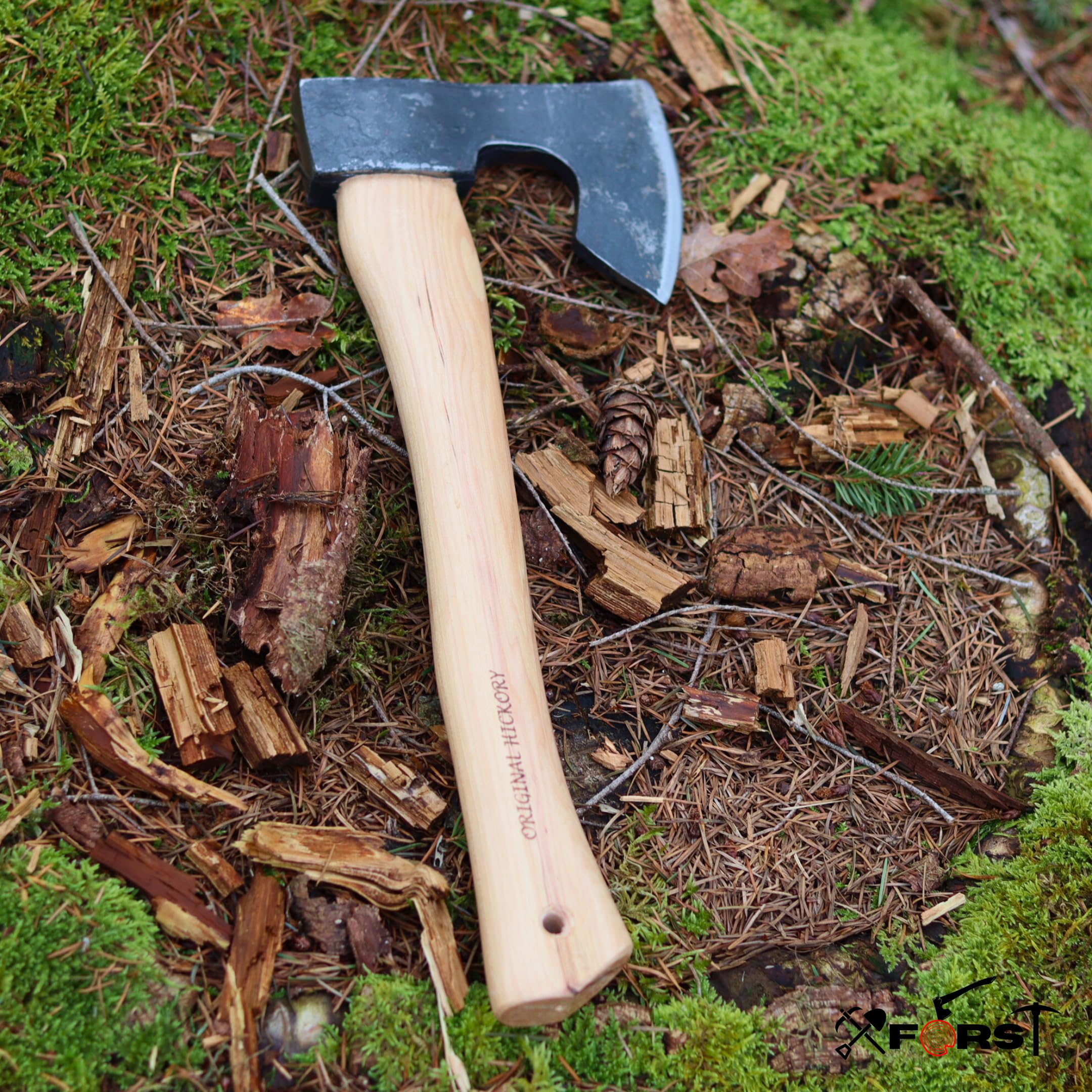 Xforst Hacha vikinga, hacha de supervivencia de acero al carbono forjado, hacha de mano con mango de madera de nogal y protector de corte de piel auténtica, 38 cm de longitud, 0,75 kg de peso, modelo