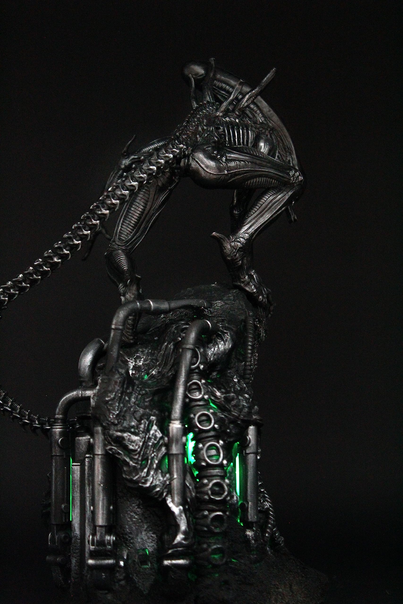 Generico Alien Xenomorph Figure - statua Alien da 35cm con LED, diorama alieno da collezione, incredibile dettaglio, esclusiva Made in Italy