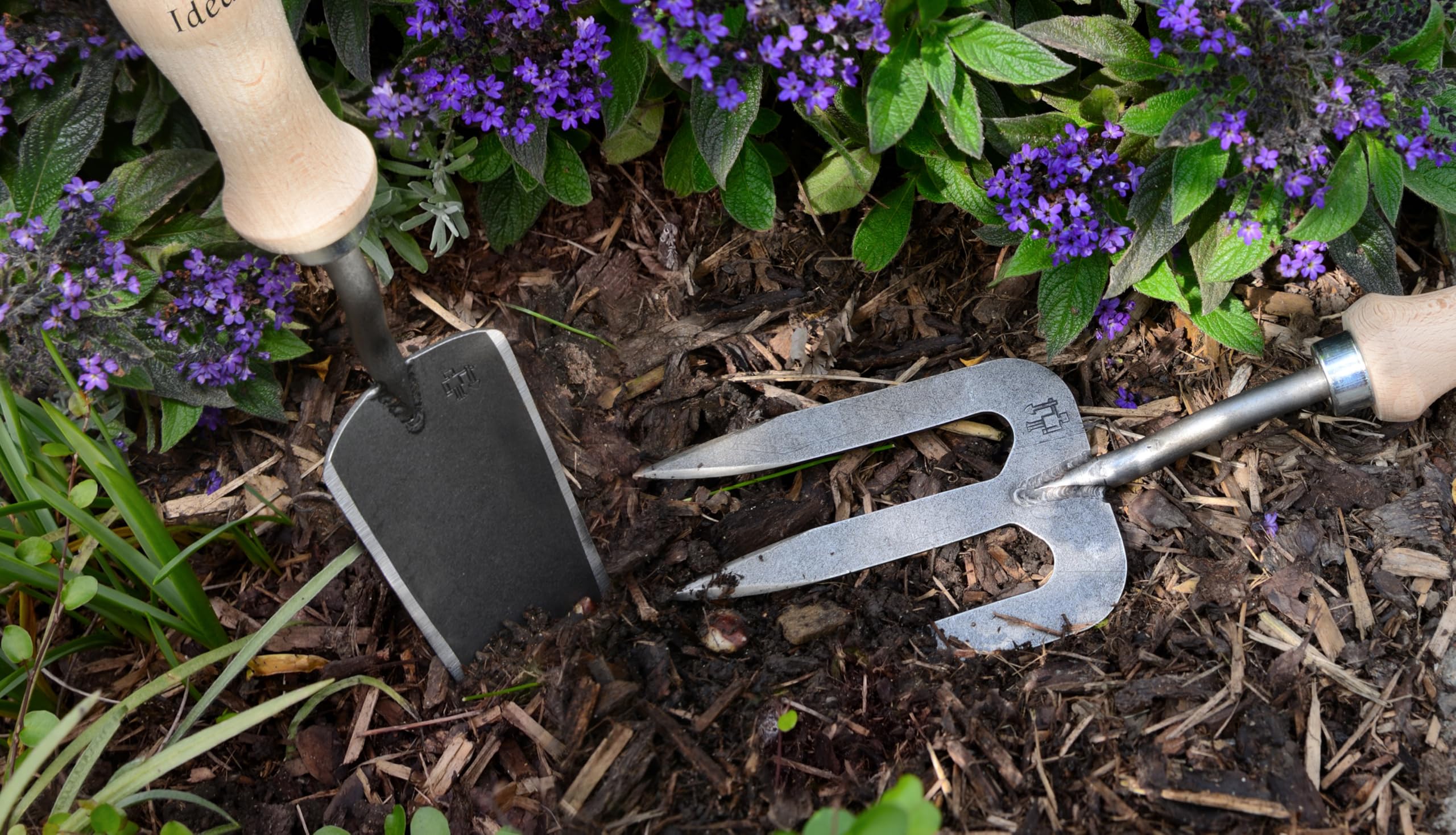 IDEAL Rosengabel mit Bajonettzinken | extra schmale Gartengabel für Enge Bereiche | spezialgehärteter Vergütungsstahl, 2 Spitze Zinken, 60 mm Breite, Eschen-T-Stiel 85 cm mit Schienenzwinge & Kappe