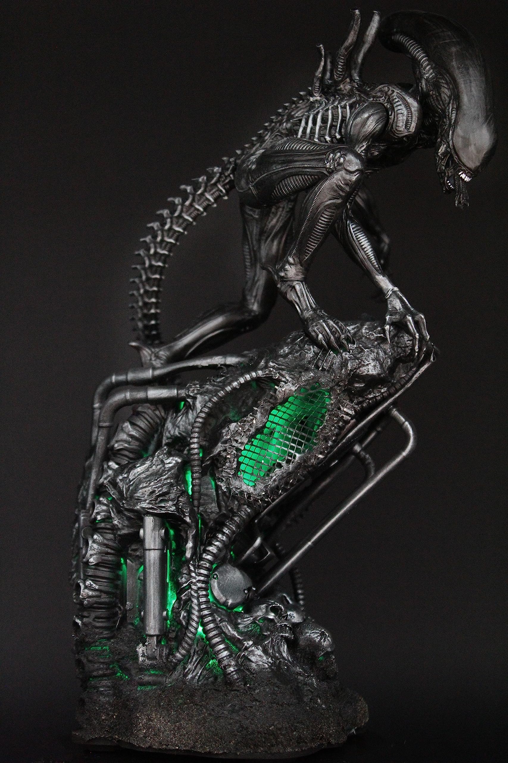 Generico Alien Xenomorph Figure - statua Alien da 35cm con LED, diorama alieno da collezione, incredibile dettaglio, esclusiva Made in Italy
