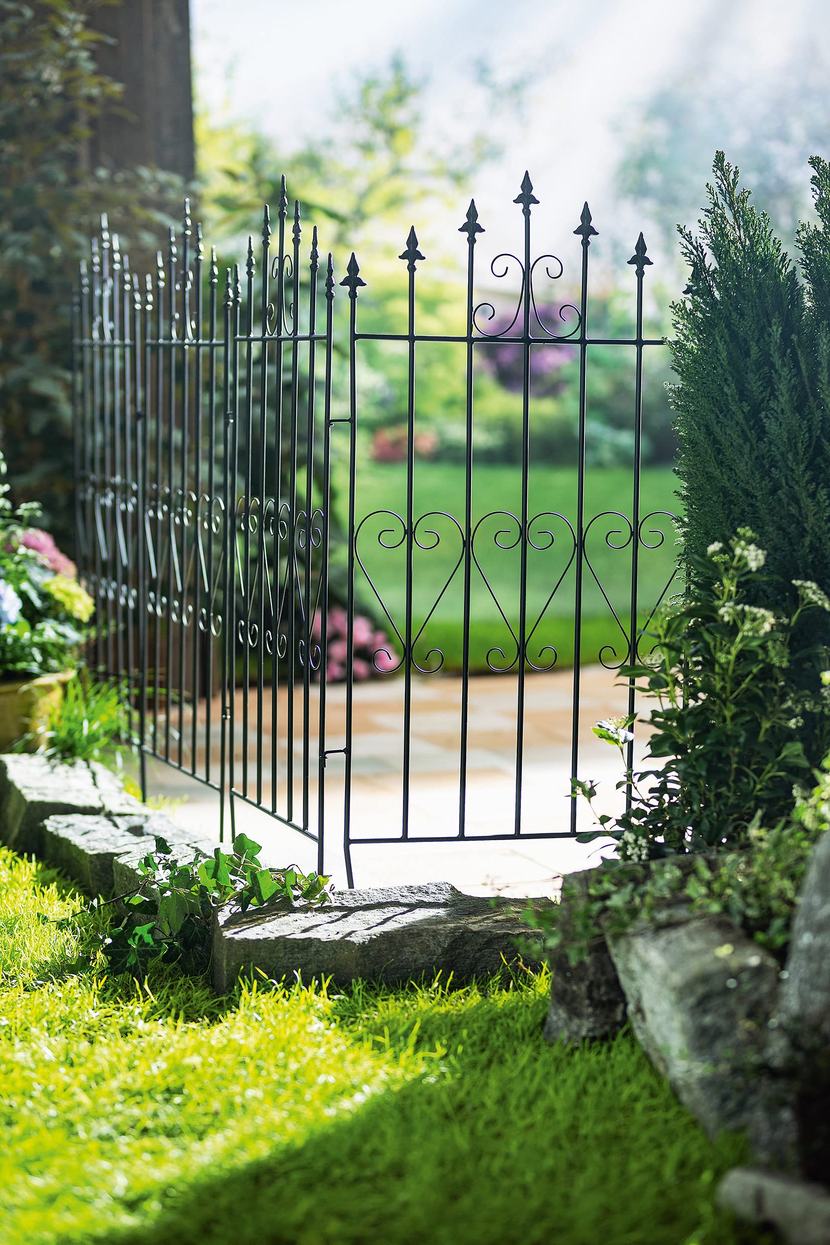 Dekozaun Lilie, 4er Set, 111 cm hoch, erweiterbarer Vintage Metallzaun schwarz, Gartenzaun, Steckzaun, Zierzaun, Vorgartenzaun, 4x Zaunelement 53 cm breit zum Stecken