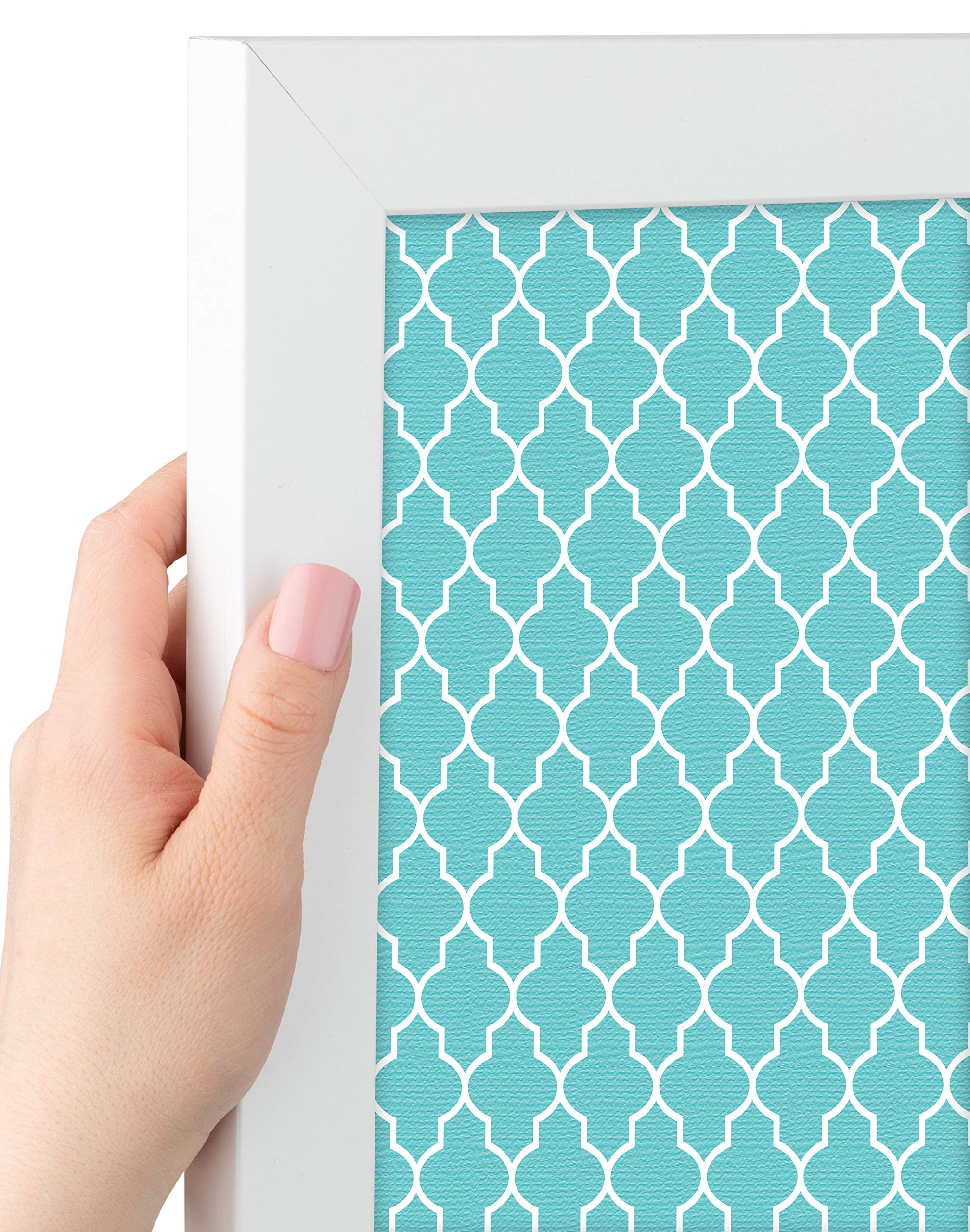 PinPix PinPix-278 Pinnwand aus Kork, 60,8 x 50,8 cm, Quadrefoil Aqua-Posterboard mit Leinwand-Stil, gerahmt in satiniertem weißem Rahmen (PinPix-278)