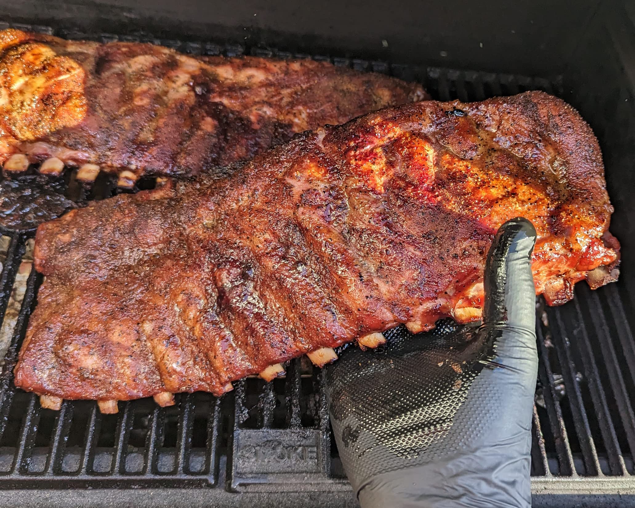 Kit de guantes desechables negros para parrilla de barbacoa, 50 agarres texturizados resistentes y 2 forros reutilizables resistentes al calor para tirar de carne (textura completa de palma y dedo,